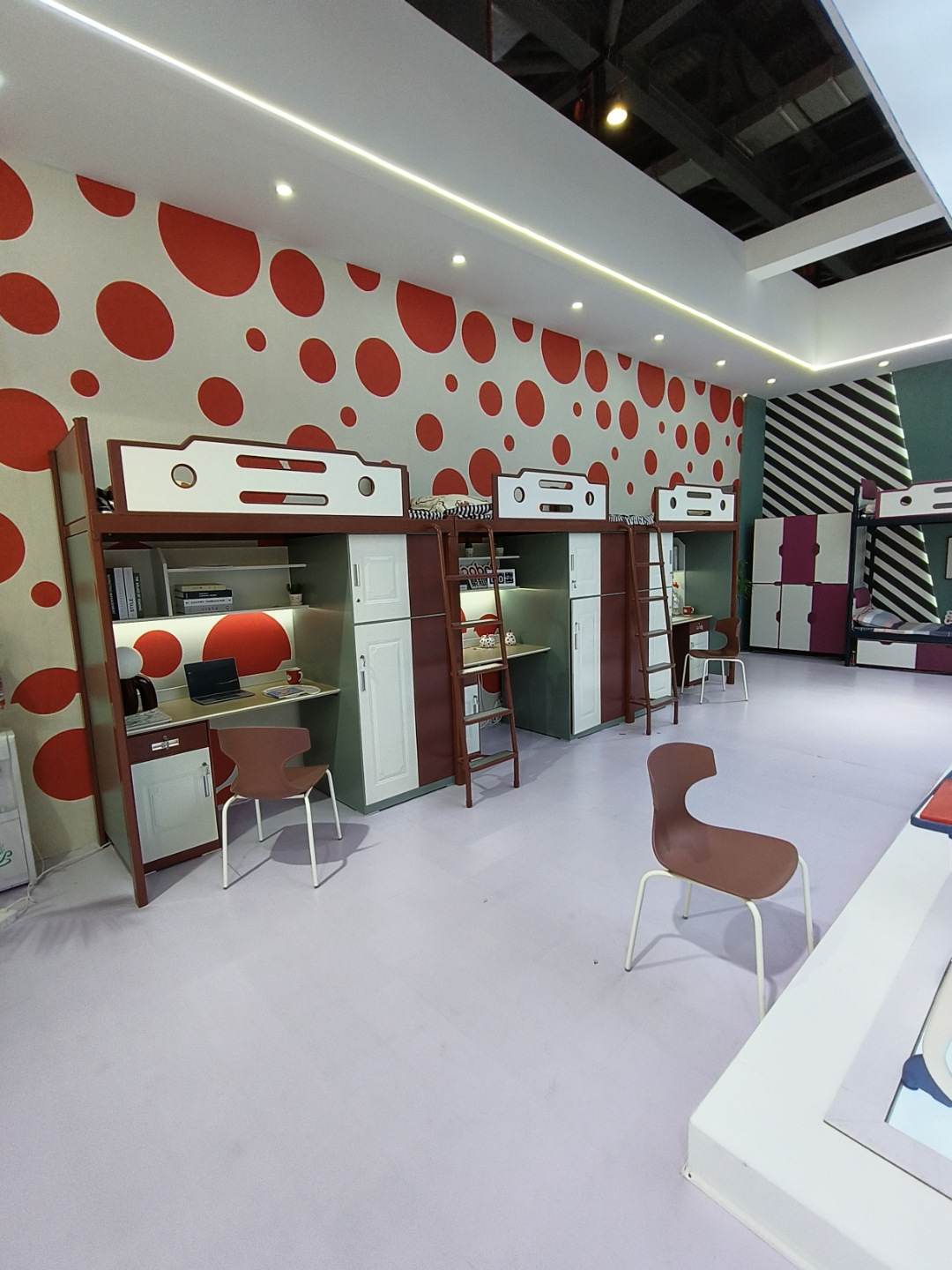 宿舍家具,那一张张学生桌椅,承载着青春的记忆与梦想的起点.