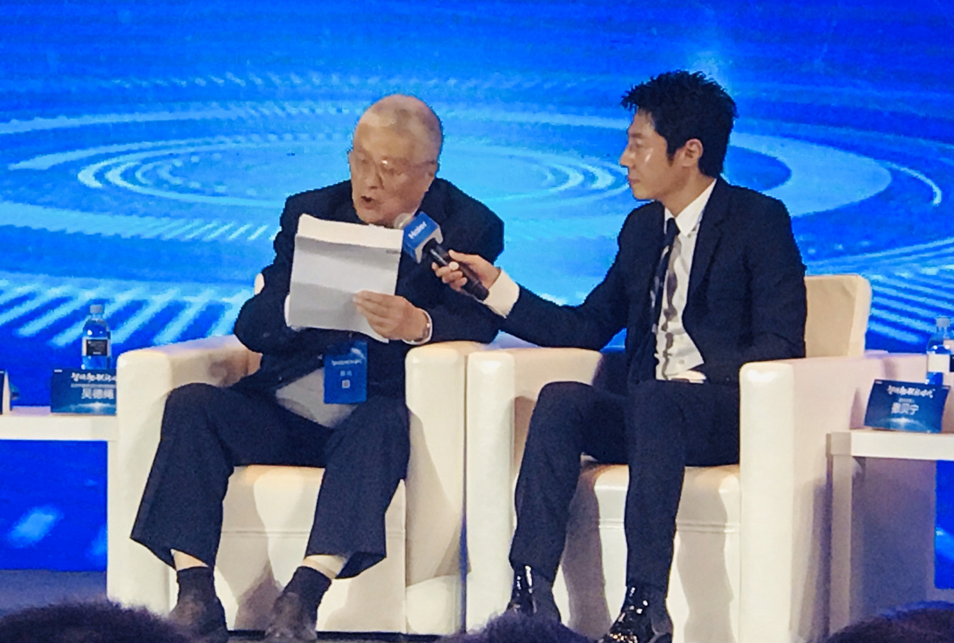 暖通空调行业泰斗吴德绳发言,撒贝宁在给举着话筒 这一幕令人称道