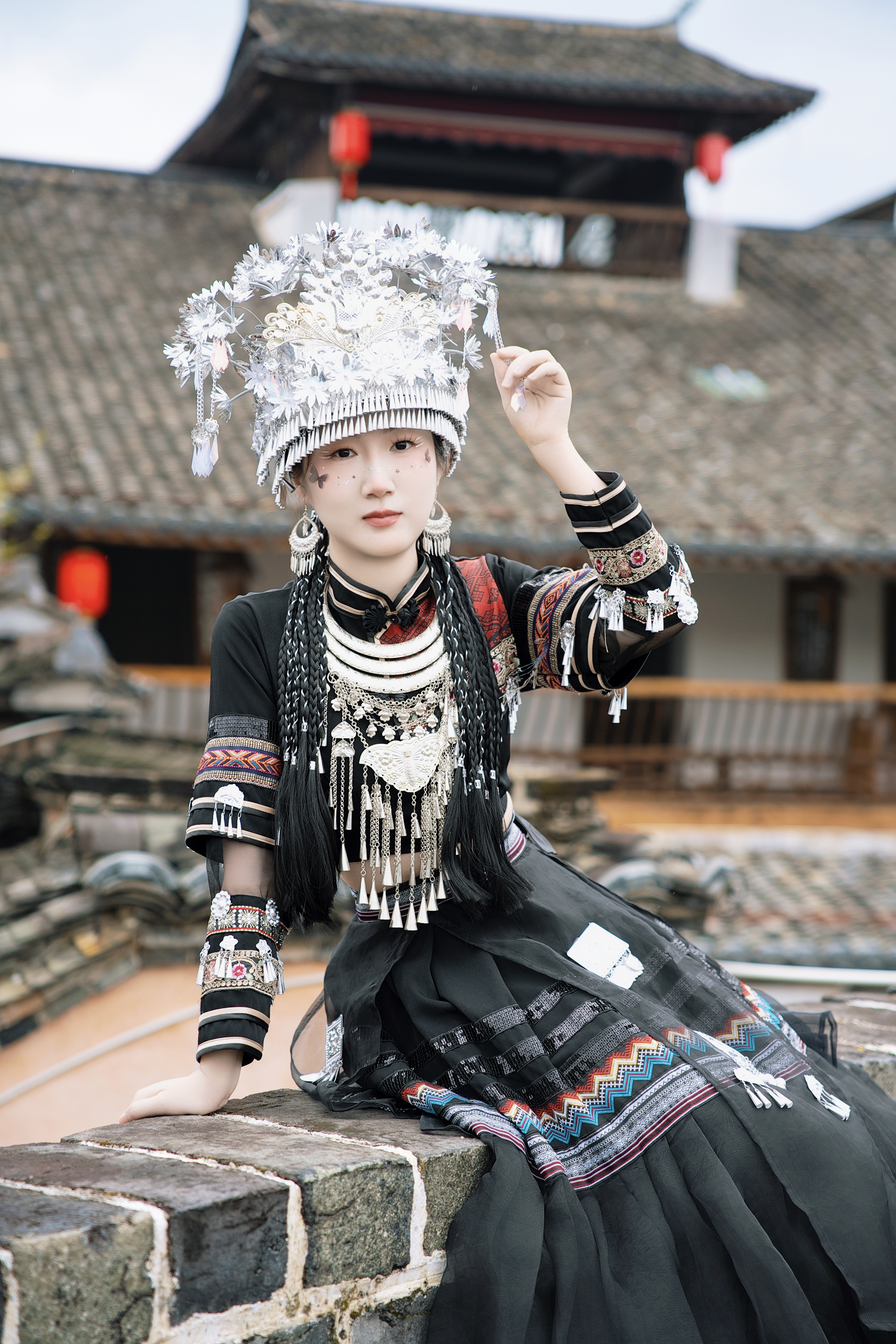 这位苗族女孩犹如穿越千年的时光隧道,华丽服饰与银饰闪耀,犹如星河