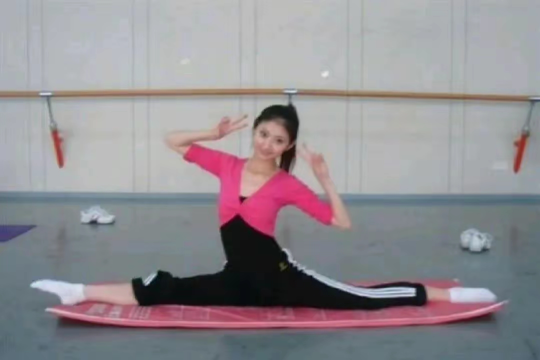 景甜这个一字马好丝滑.