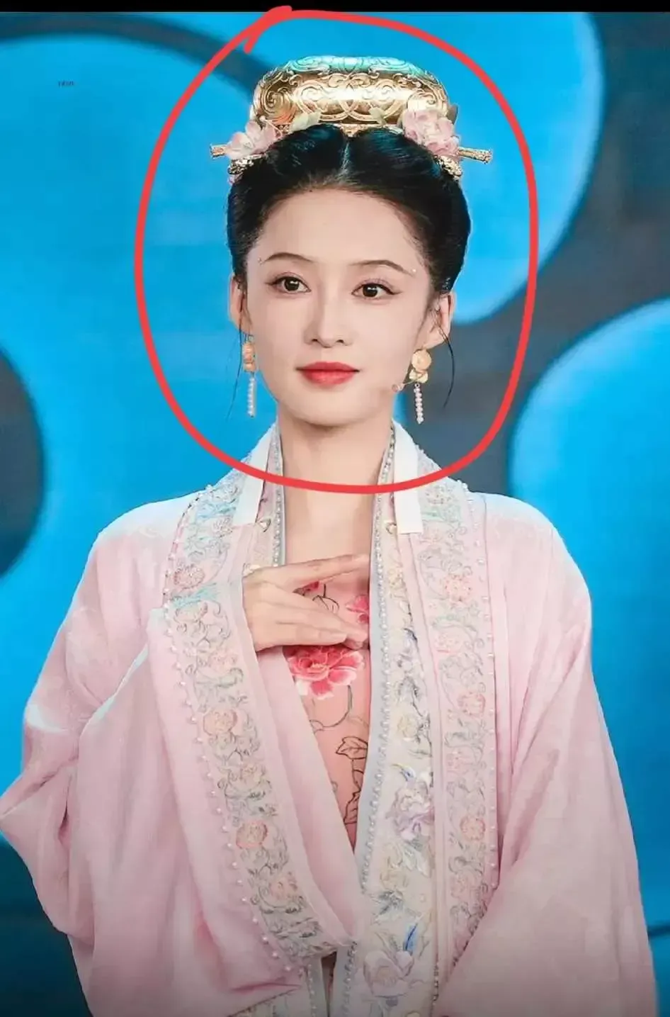 李沁这张照片有几分像陈红年轻的时候.