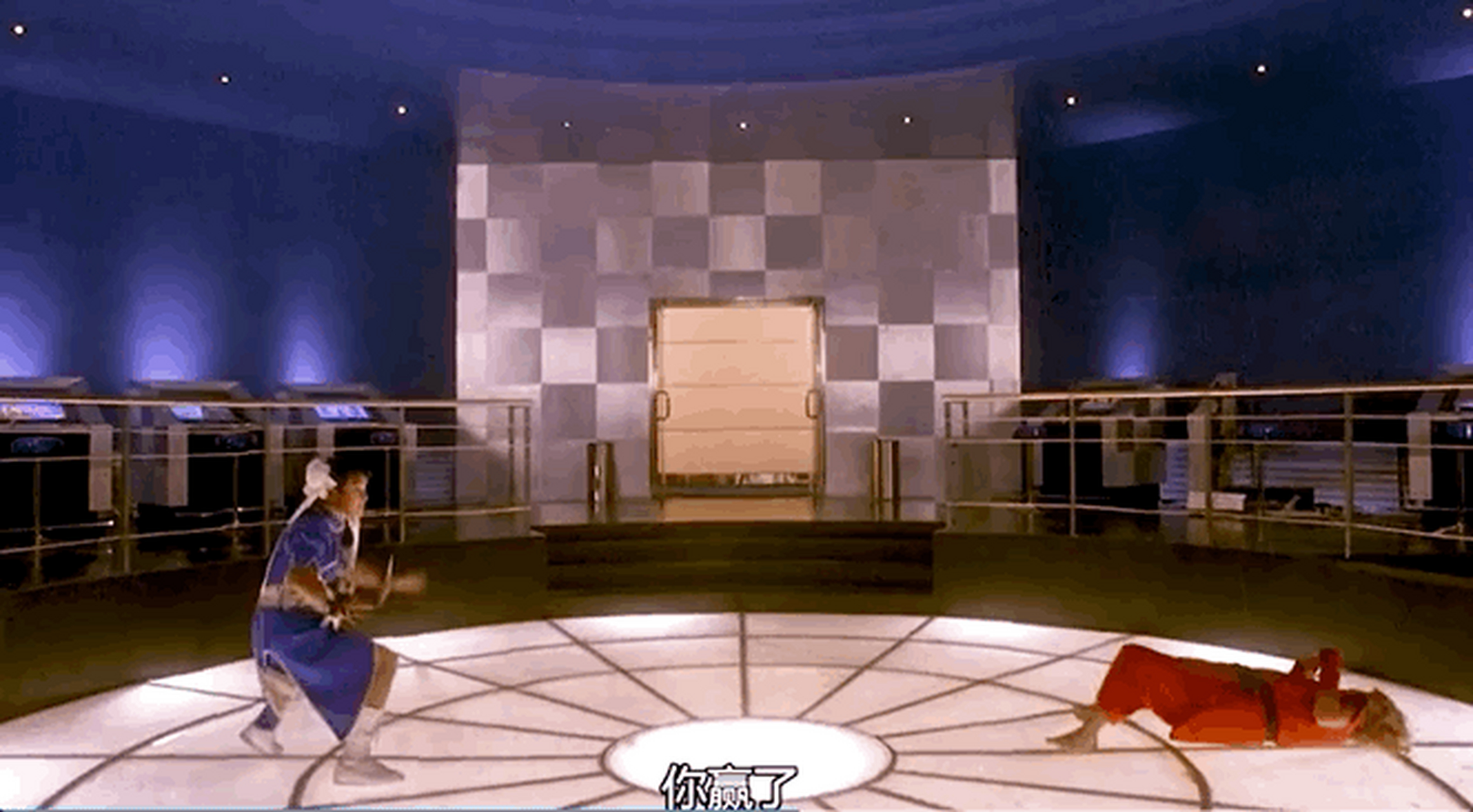 成龙的春丽造型,让人地铁老爷爷看手机脸.