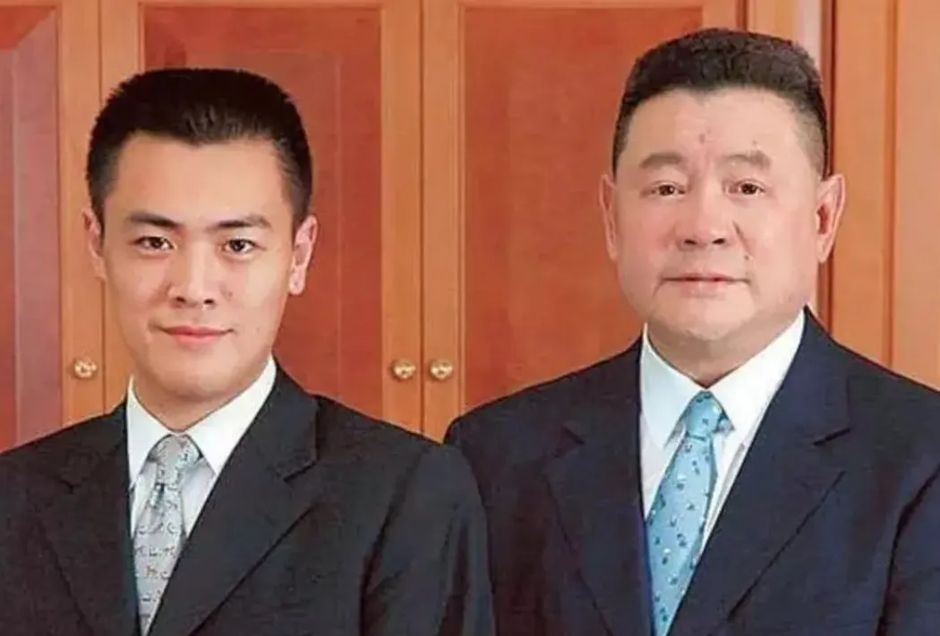 大刘和原配宝咏琴的儿子刘鸣炜长相随宝咏琴,所以在二代里算长得非常
