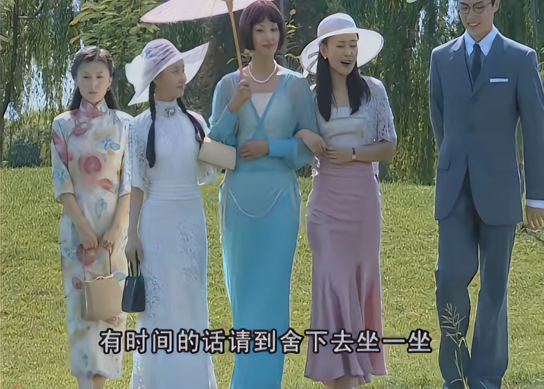 《金粉世家》剧组太用心了,白秀珠是豪门千金,嫂子是日本人,所以吃饭