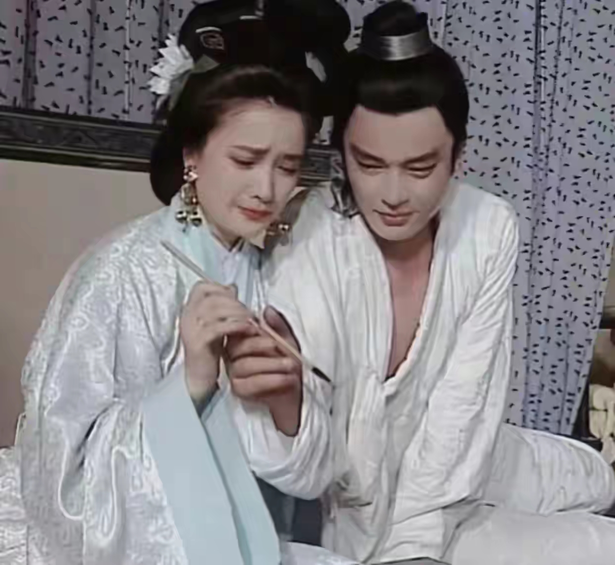 何晴哭戏好美,诠释了什么是"梨花带雨",洪宇宙也既有贵气又有破碎感.