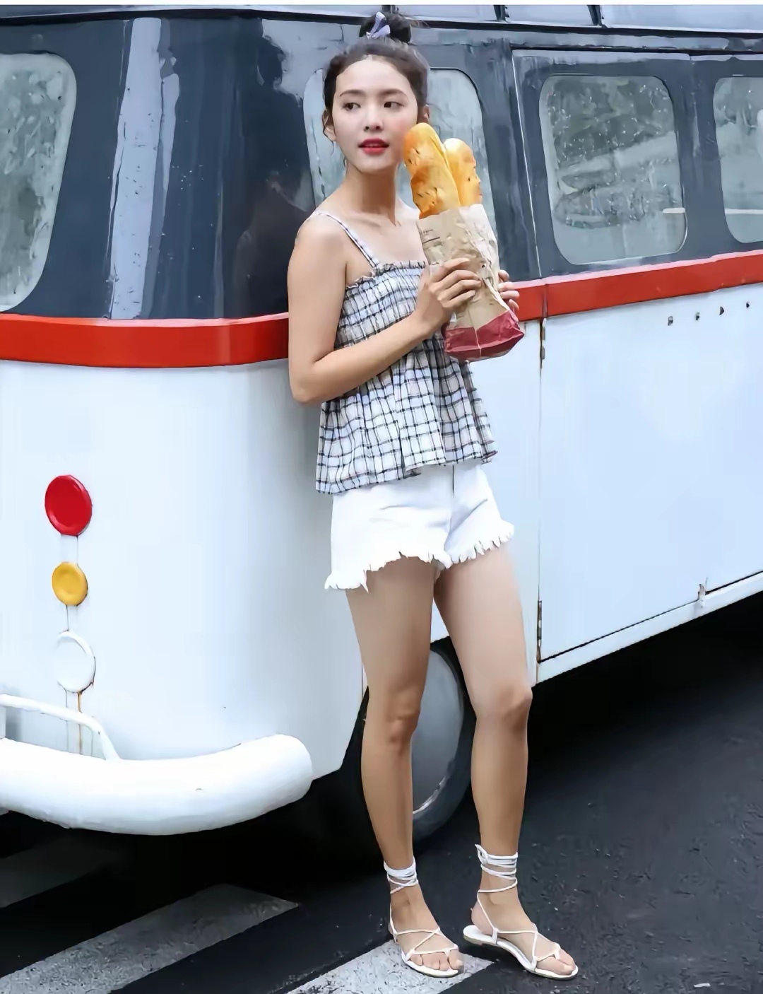 章若楠的这种凉鞋容易把脚穿得一道道白,别问我怎么知道的