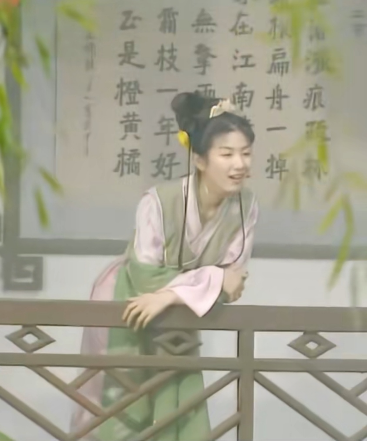 李玉湖这一套衣服太美了,而且完美地融入背景中,对眼睛太友好了