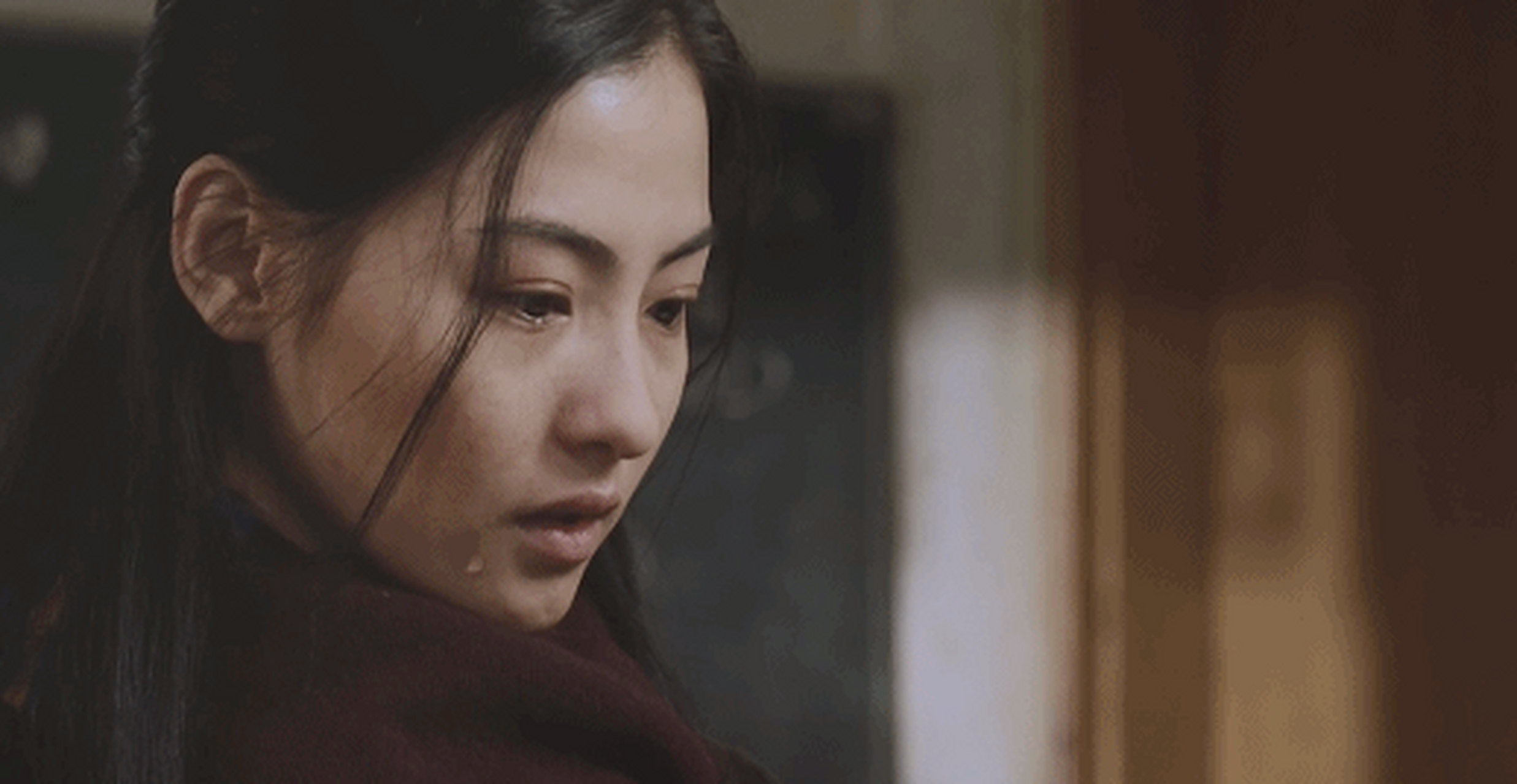 据说韩国人看到张柏芝惊为天人,点名要她来拍《白兰》这个电影,剧中的