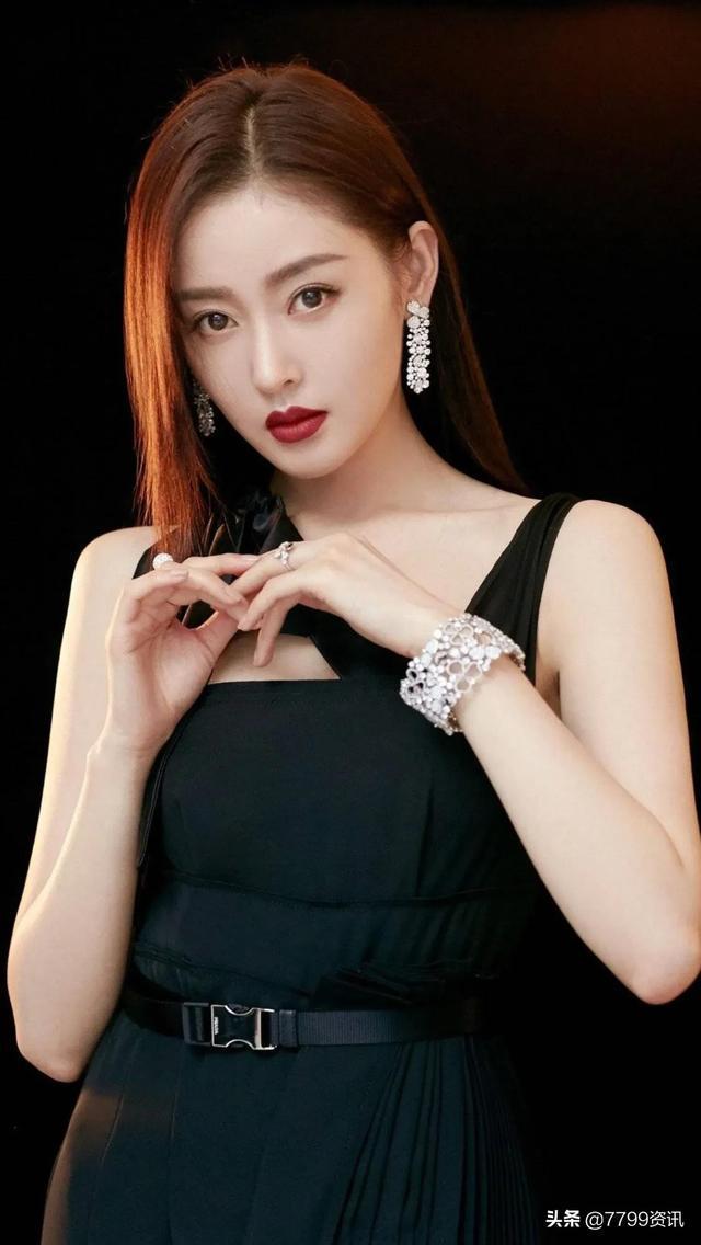 1,归国铁刘海小花想捧妹妹出道,但是妹妹的重心在钓富二代上,忙着和富