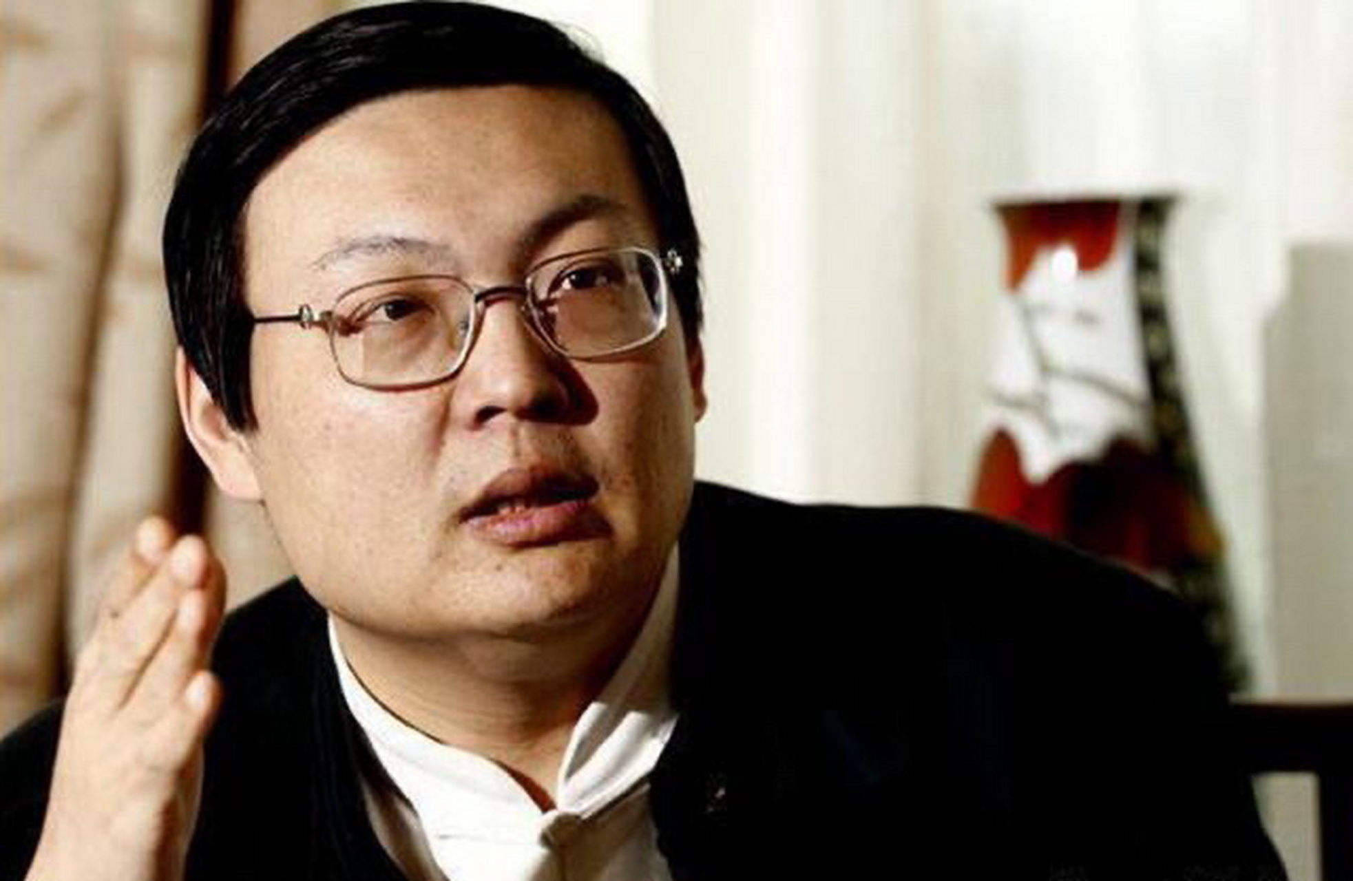 在朋友的提醒下我才真的发现,像梁宏达这两年纷纷都离开了台前,他