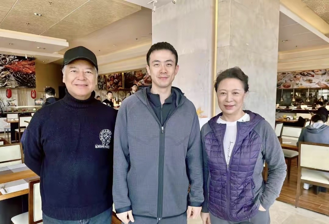 甚至看剧时,赵继伟还笑得格外开心.