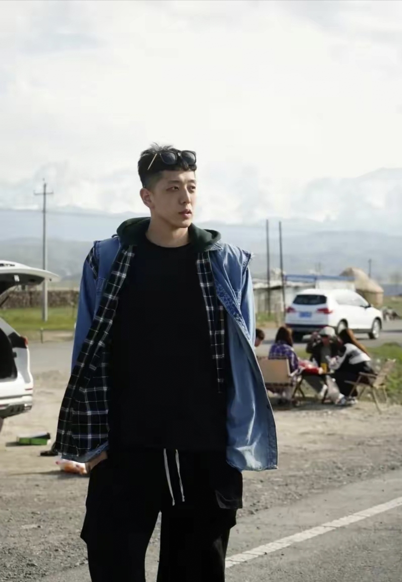 而沈梓捷昨天还晒出了与深圳队友李慕豪一同自驾游