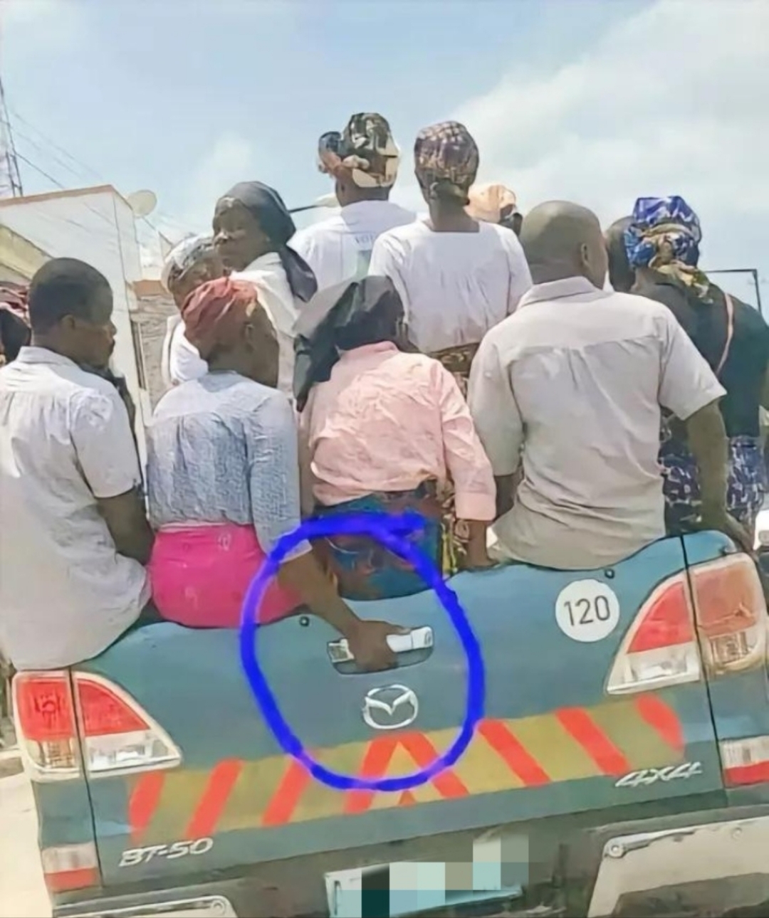 这辆印度车,车上载了多少人啊哈哈,真是捏了把汗!