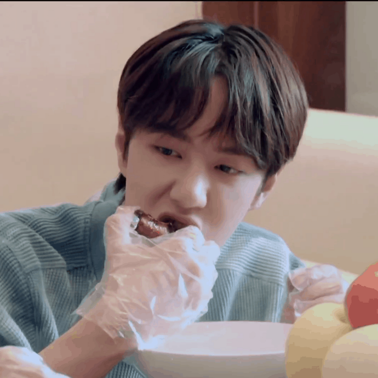 看王一博大口干饭心情好好. 感觉自己也可以多吃一碗饭了.