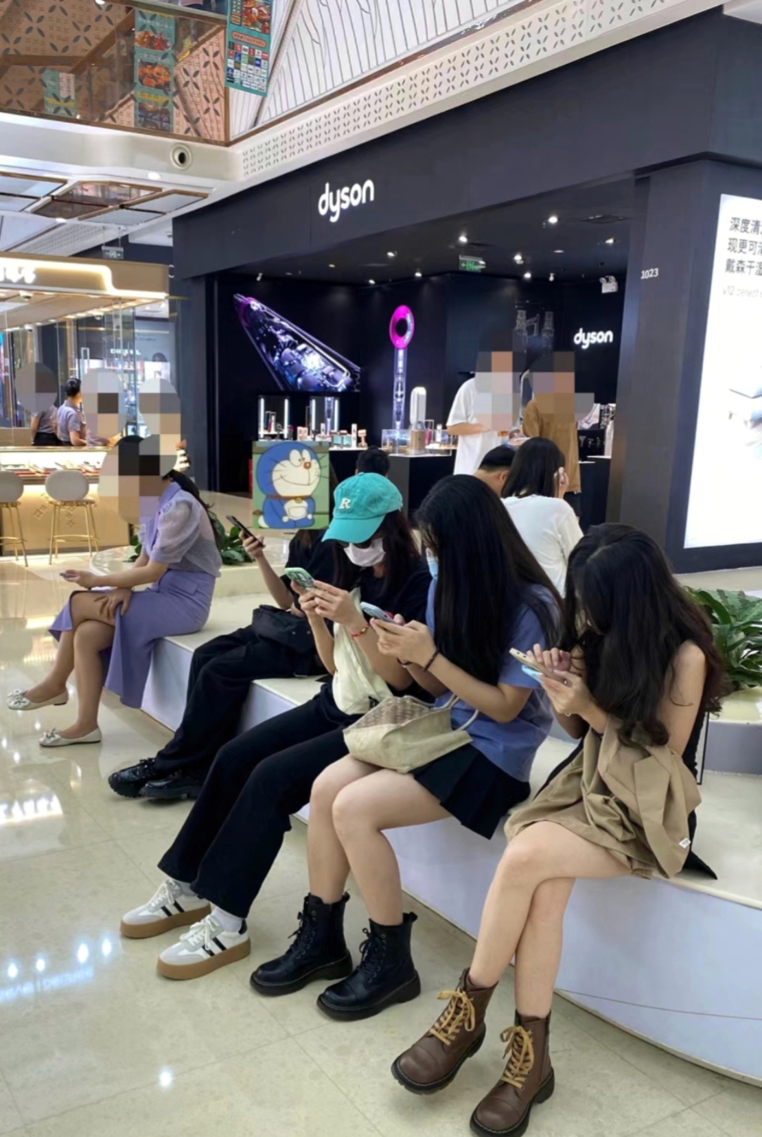 刚去商场逛了一圈,哇,夏天到了,到处都是打扮精致,漂亮的女孩子,各个