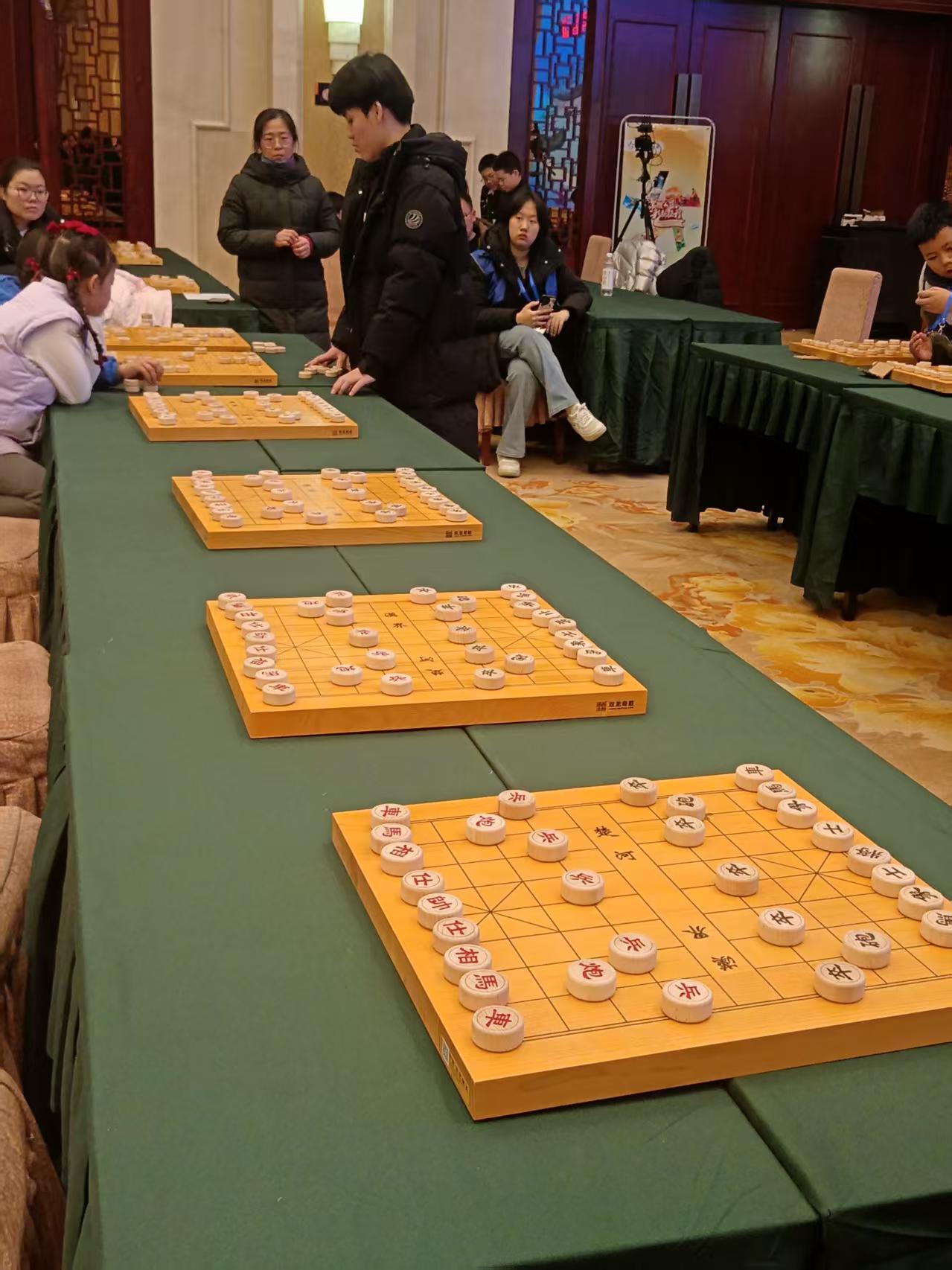 锦标赛期间国家象棋大师张婷婷,杨世哲等与全省各代表队优秀选手进行