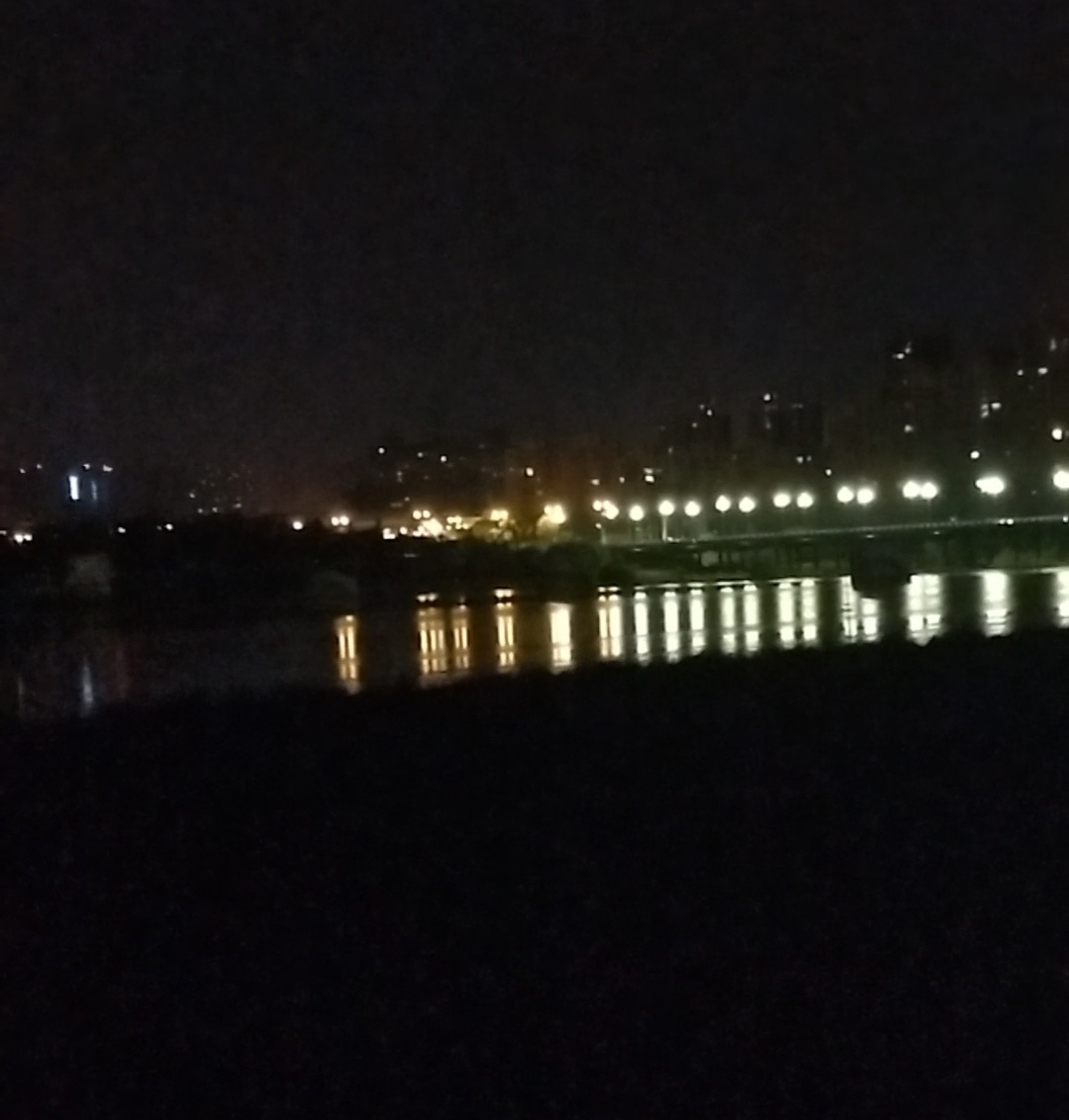 子夜河畔,秋蝉幽怨  子夜时分,月光如细纱般轻轻铺洒在蜿蜒的河面上