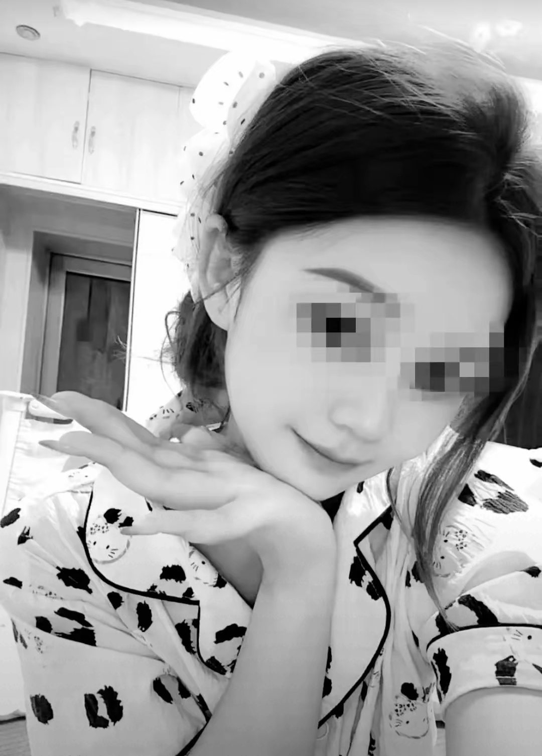 7月23日上午,宜宾兴文县古宋镇这名女外卖员骑电