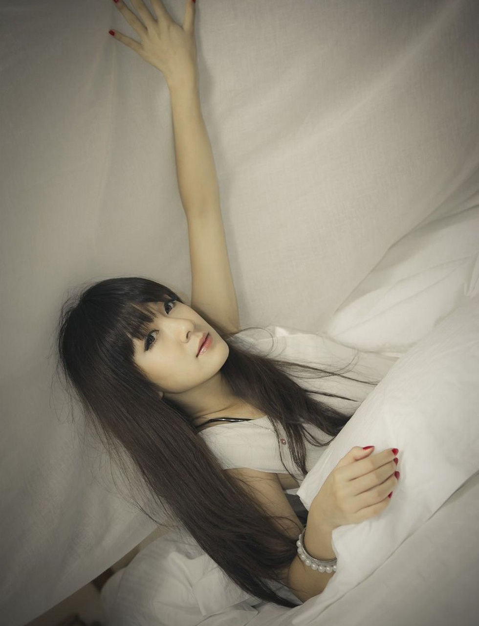 当我进入卧室,美女已经躺在床上,白色t恤下完美的身材若隐若现.