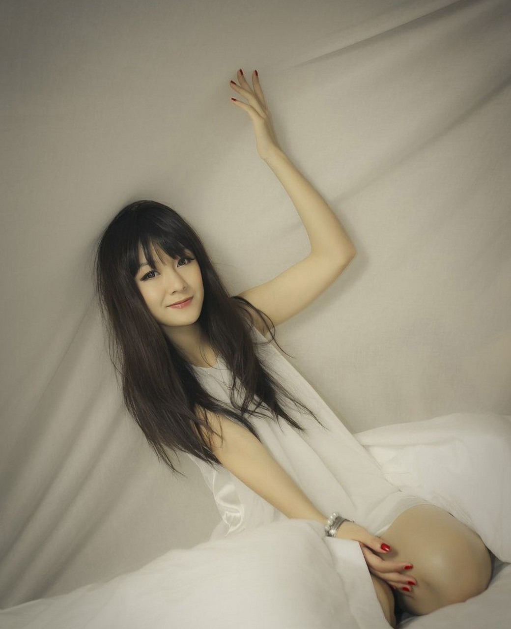 当我进入卧室,美女已经躺在床上,白色t恤下完美的身材若隐若现.