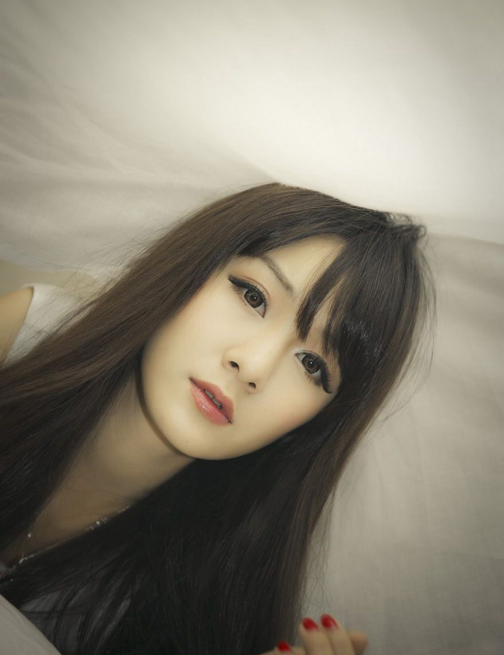 当我进入卧室,美女已经躺在床上,白色t恤下完美的身材若隐若现.