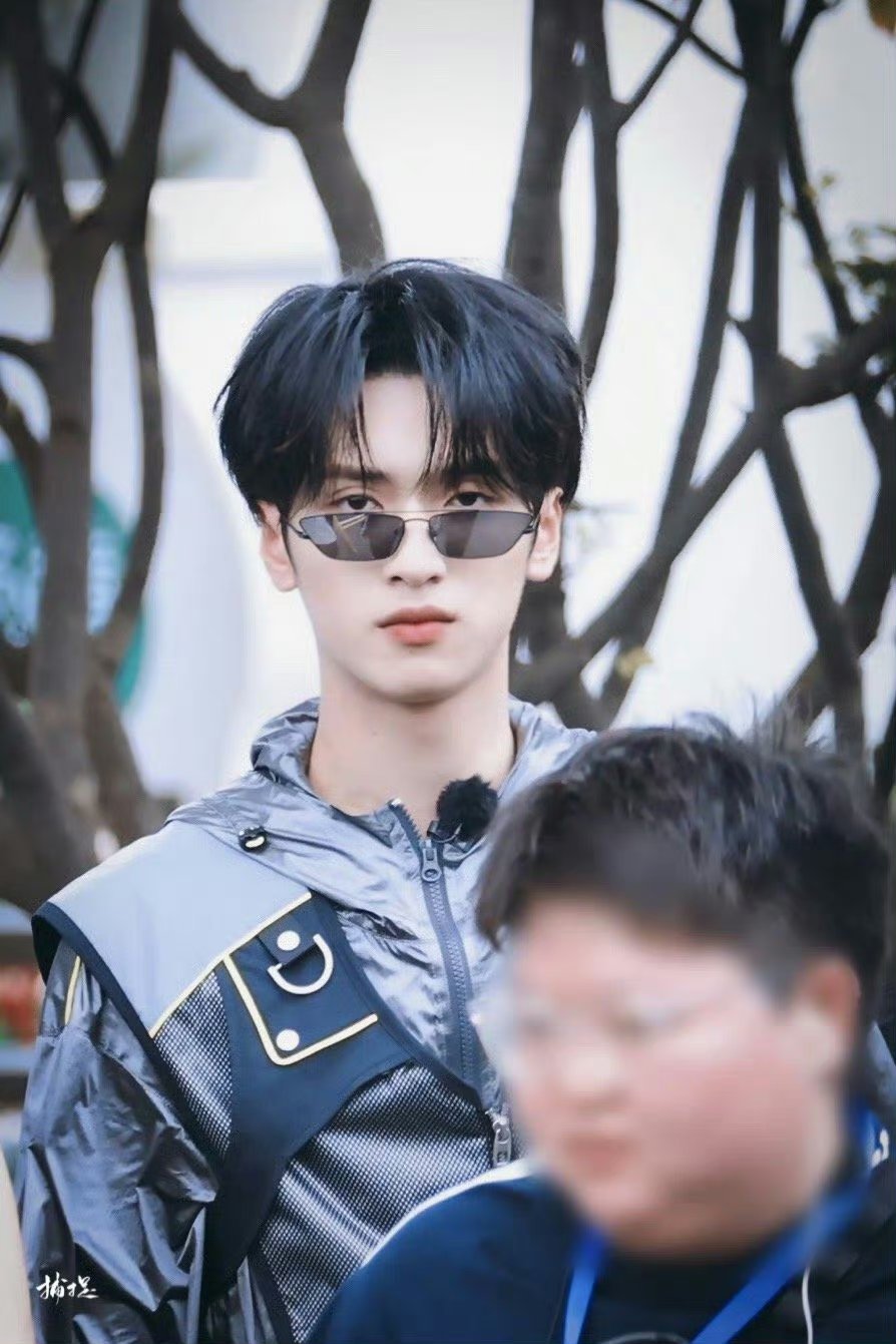 严浩翔极限挑战深圳路透 机车风墨镜造型真的好酷 翔哥录制顺利!