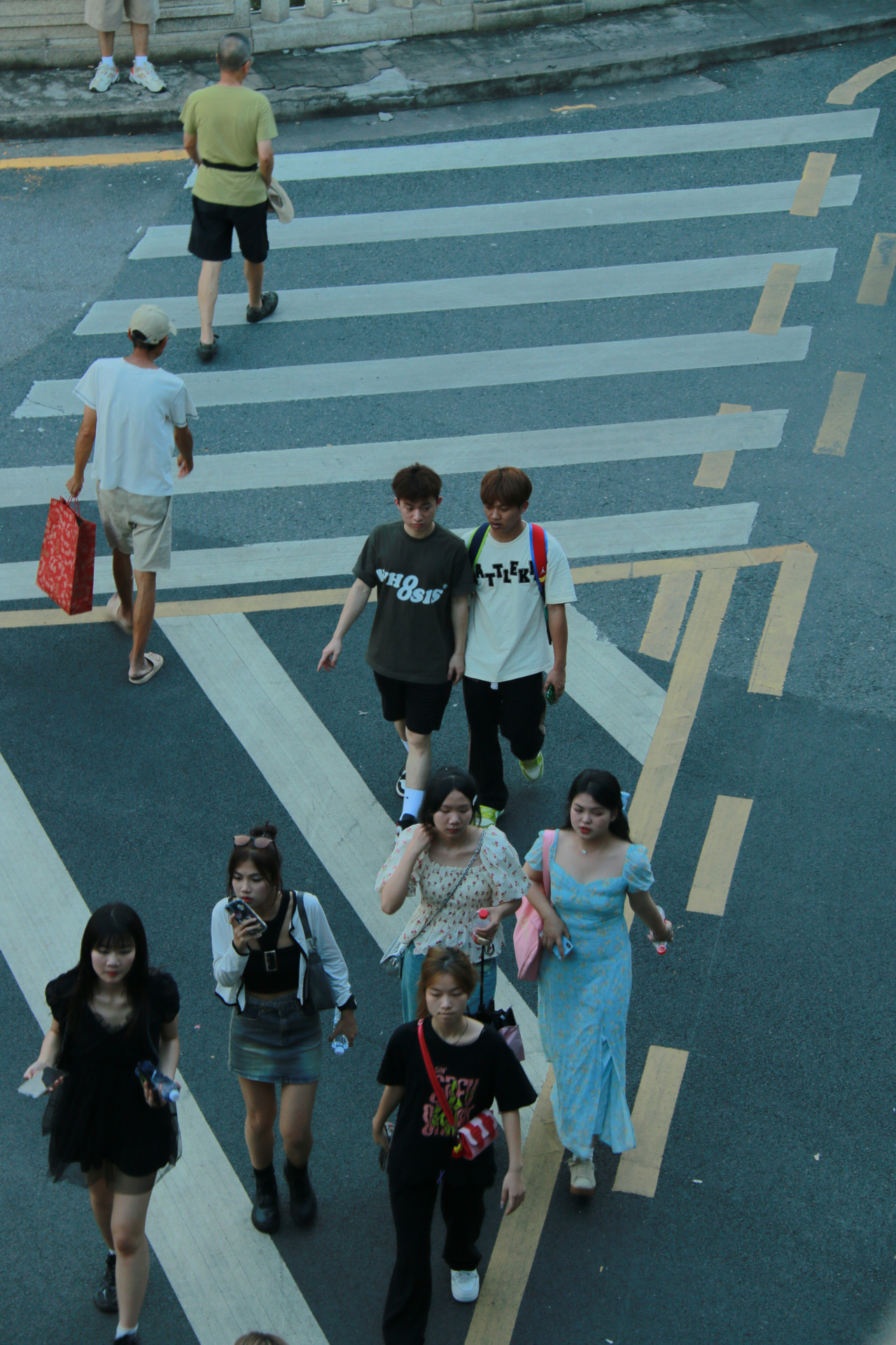 《斑马线》 #生活# #摄影# #广州# #街拍# #旅行# #时尚街拍# #街拍