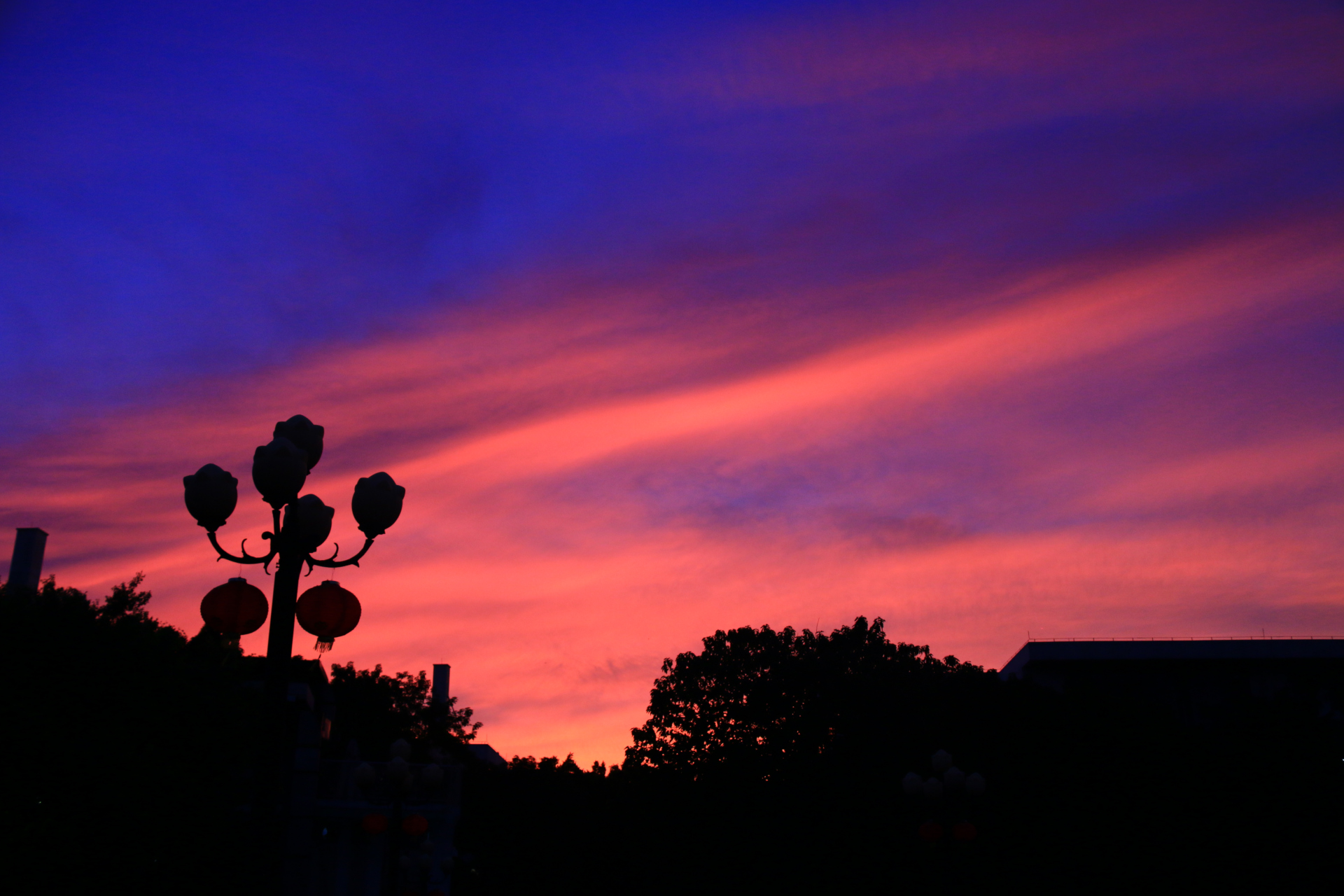 晚霞当空,焰云如火… #摄影# #生活# #日常# #街拍# #旅行# #地理