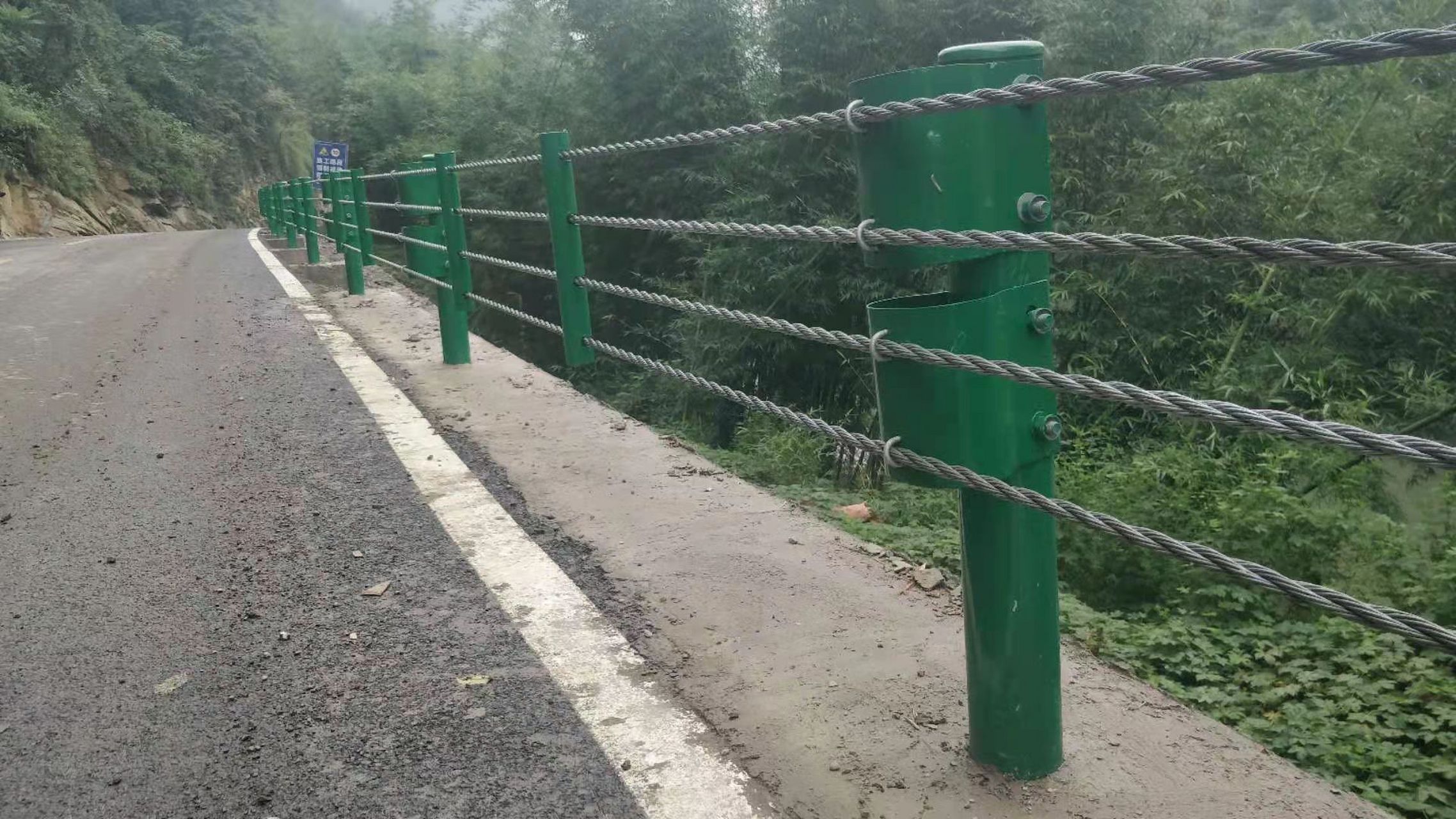 缆索护栏托架是由3.