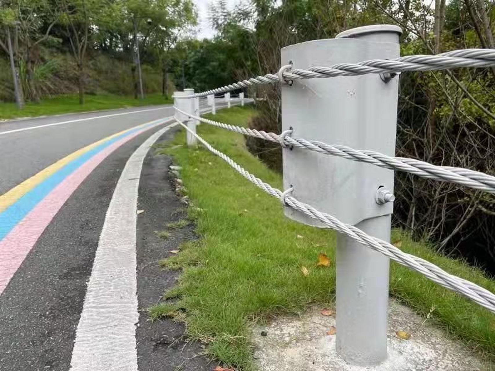 缆索护栏托架是由3.