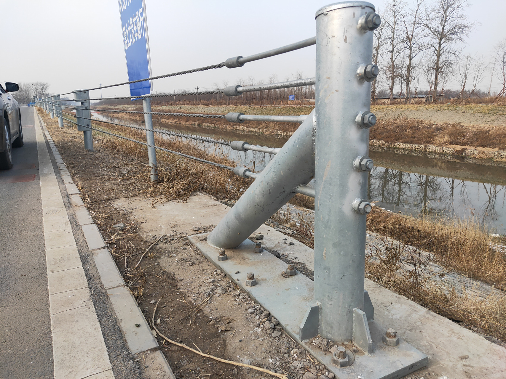 公路缆索护栏配件,托架是由3.