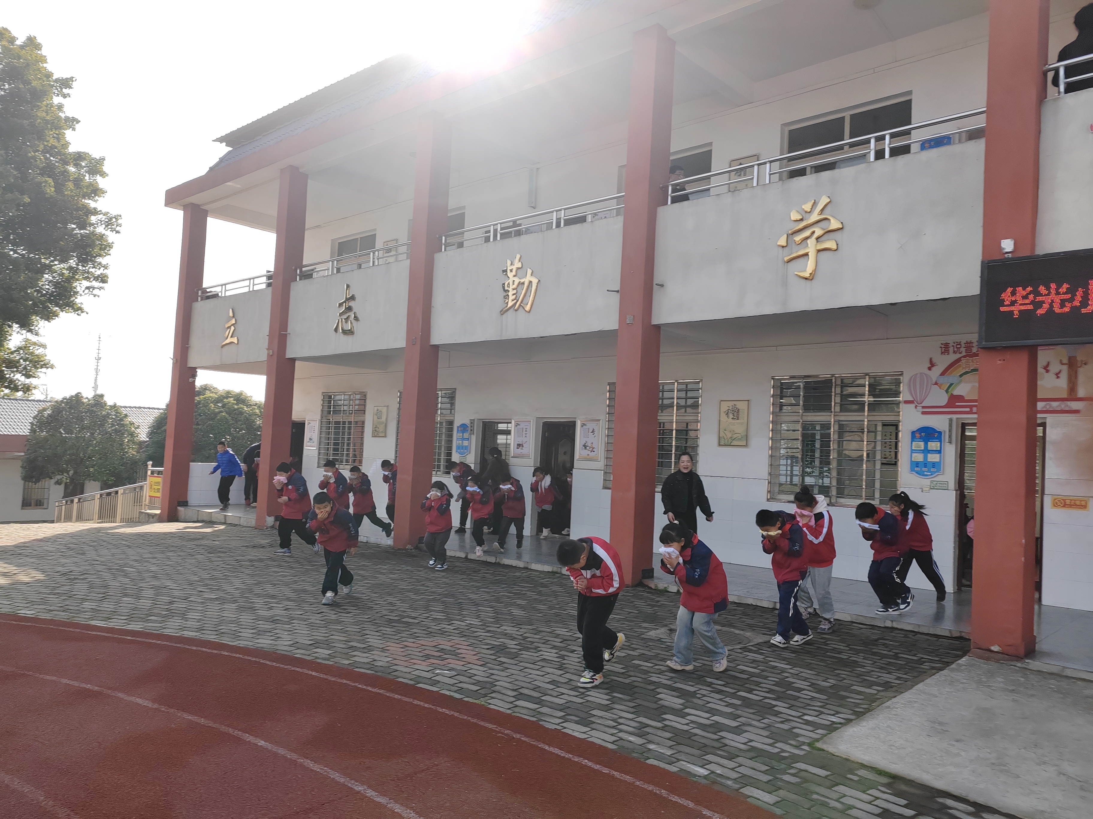 华光小学图片