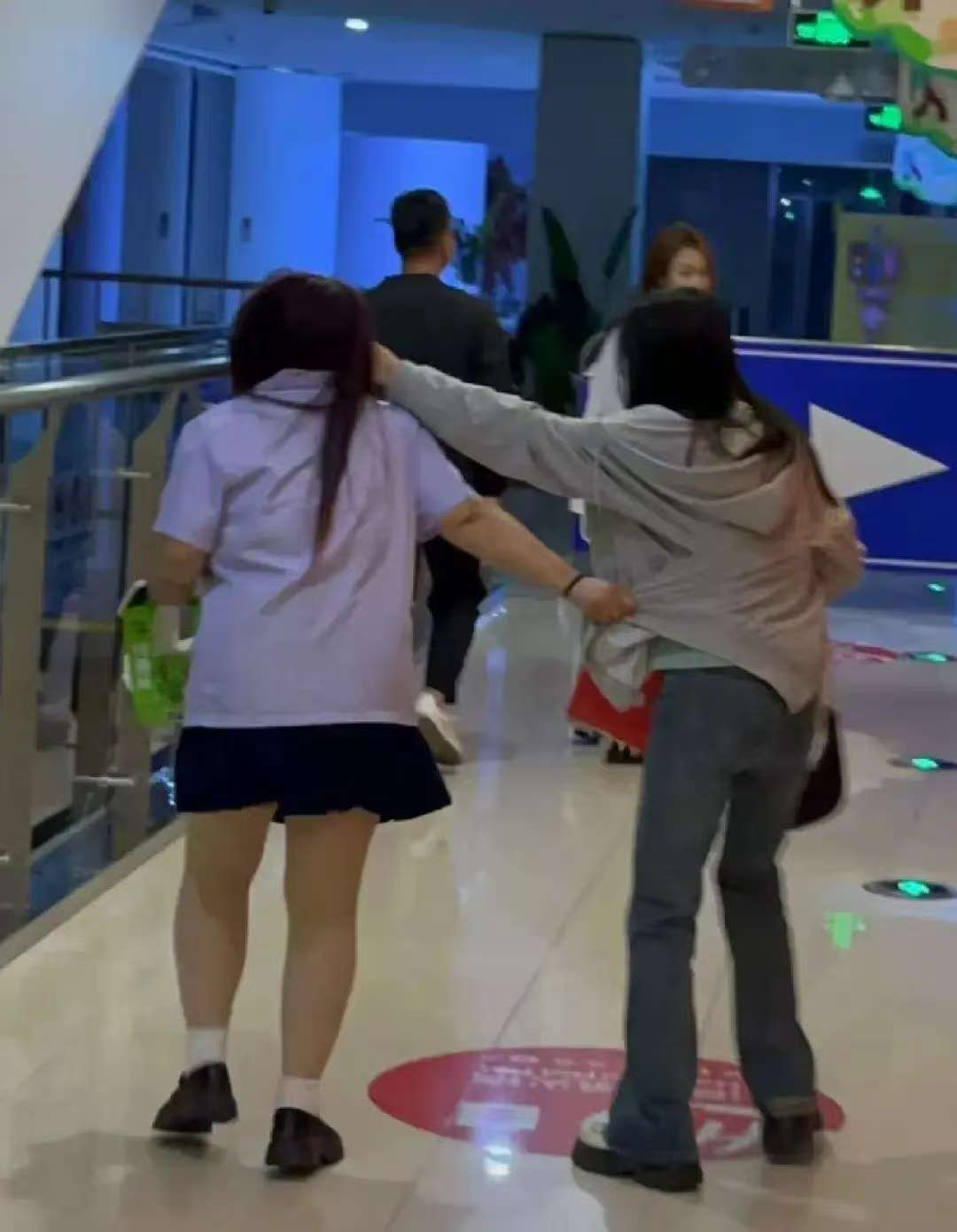 两个女孩互相不服气比脚力女孩趴在腿上挨打女子被一群精神小妹掌掴飞