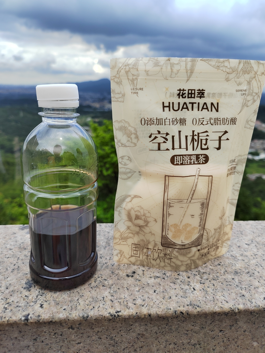 终于爬到顶了,补充水分和体力先,然后吹风看风景
