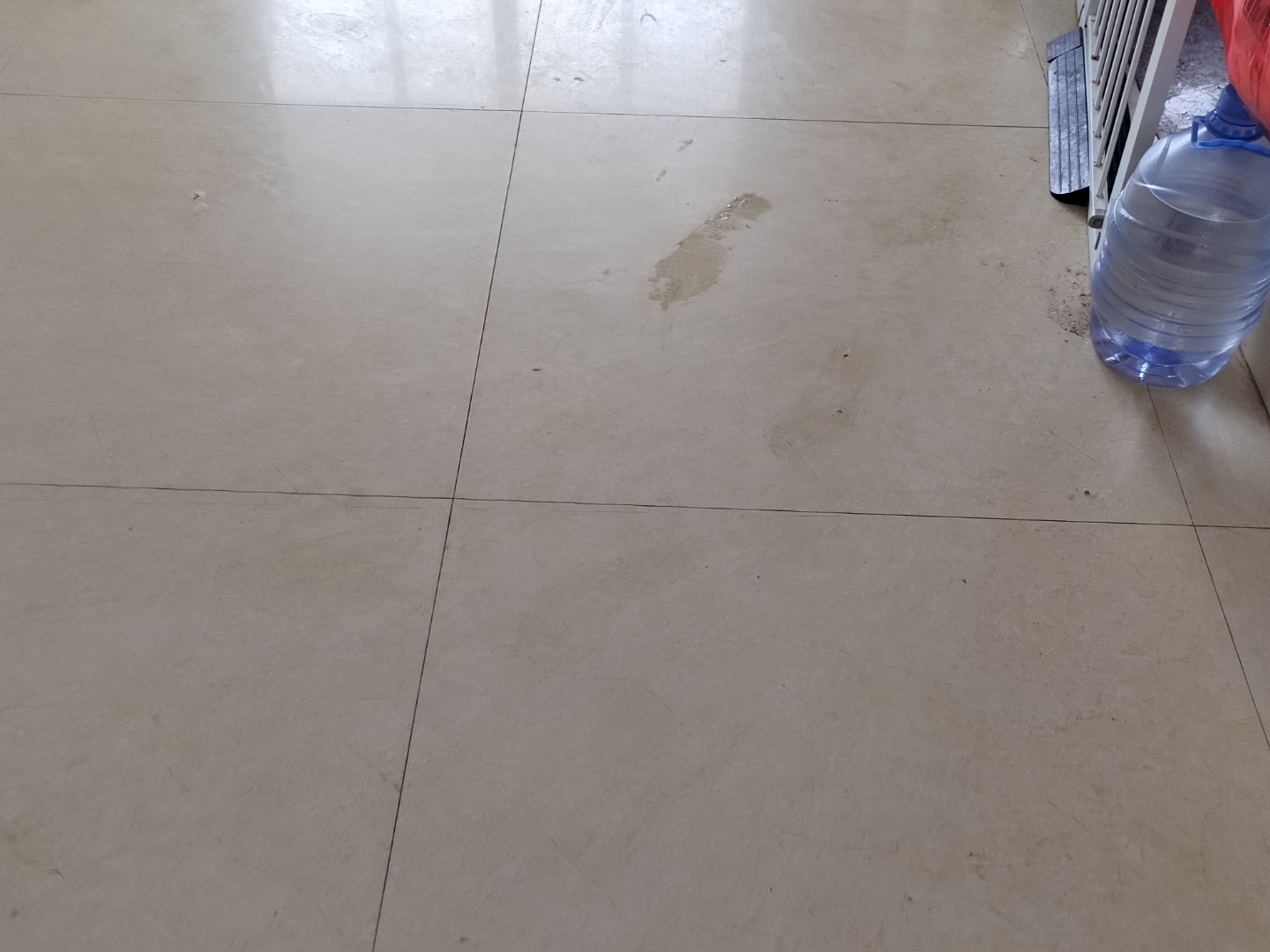 家里已经开始潮湿,直到现在,每次从厨房出来不小心踩湿地板都要用干