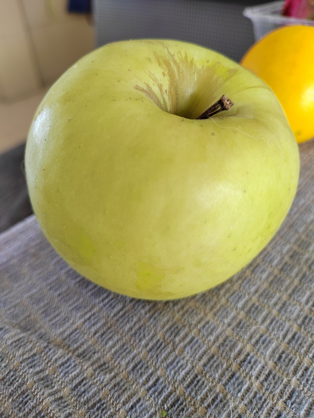 今天看见几个青色不知名的苹果(应该就是青苹果),就拿去吃了,口感脆