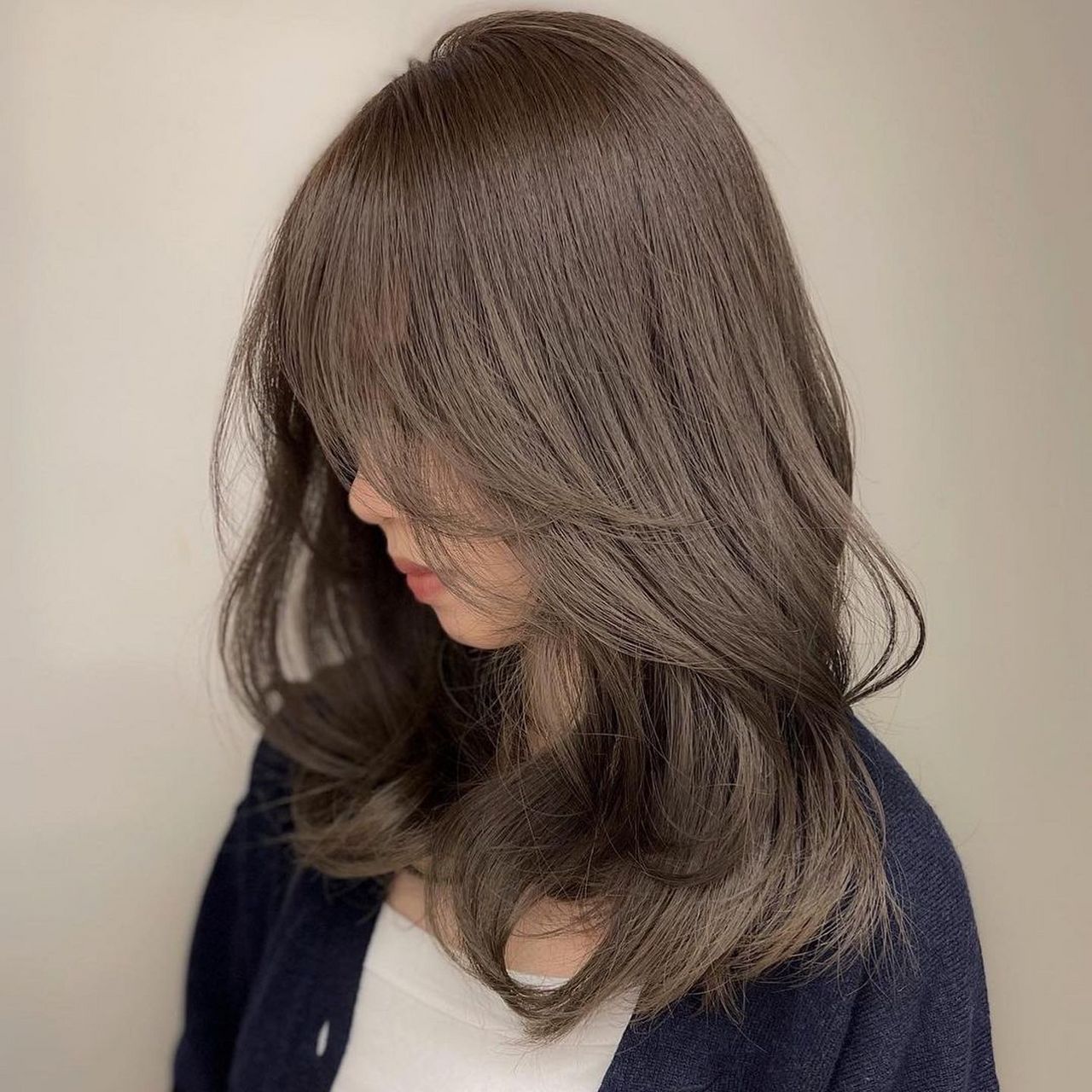 让当你准备染发,还没有选好颜色时,我给你推荐今年最流行的暗色系染发