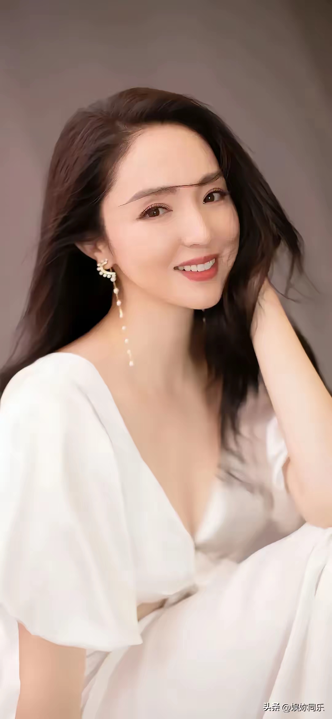 我跟老公闲聊:"董璇都45了,怎么忽然找了个小她9岁的老公?