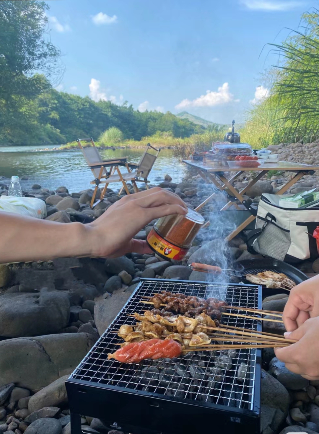 风景很美,露天野餐来河边散步,烧烤美食两不耽误,小河畔边,烤肉香气