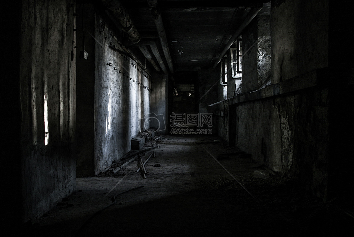 在这幽深的走廊里,我遇见了一个孤独的背影.