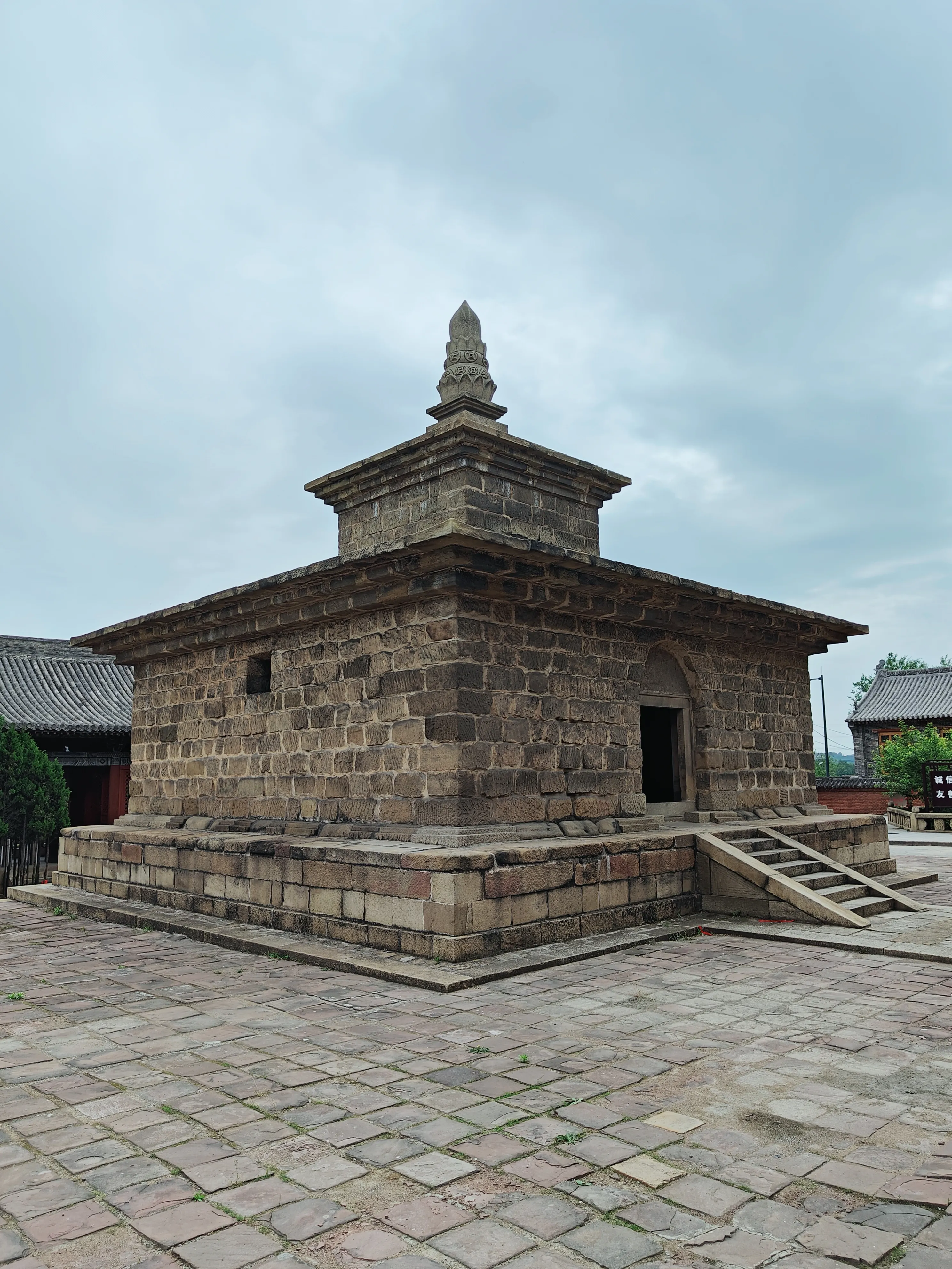 舍利塔始建于唐咸亨四年(673年),平面呈回字正文形,重檐楼阁式,最