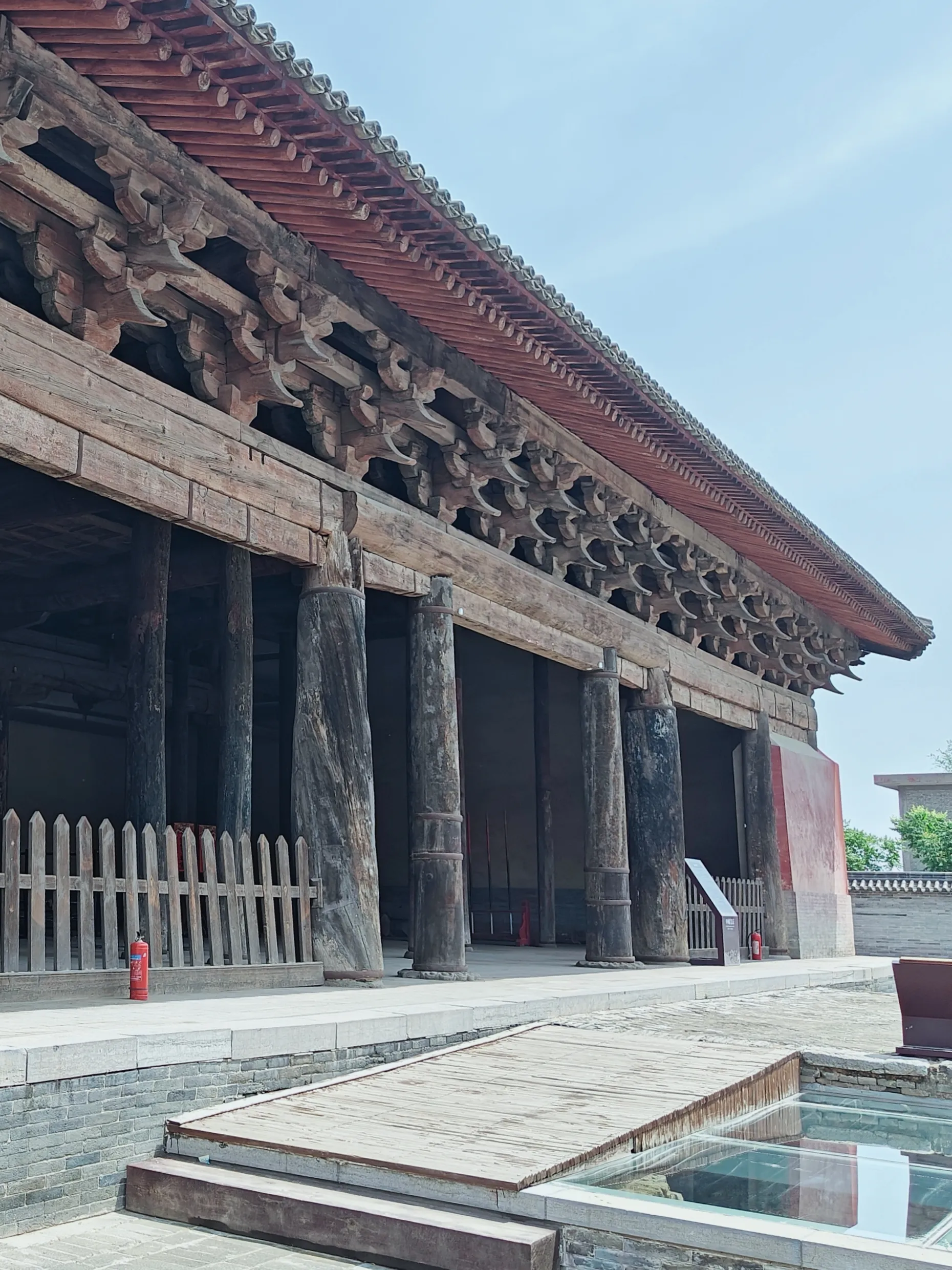 山西新绛县绛州大堂建于唐初,元代重建,现在大堂外基址内还有四个莲花
