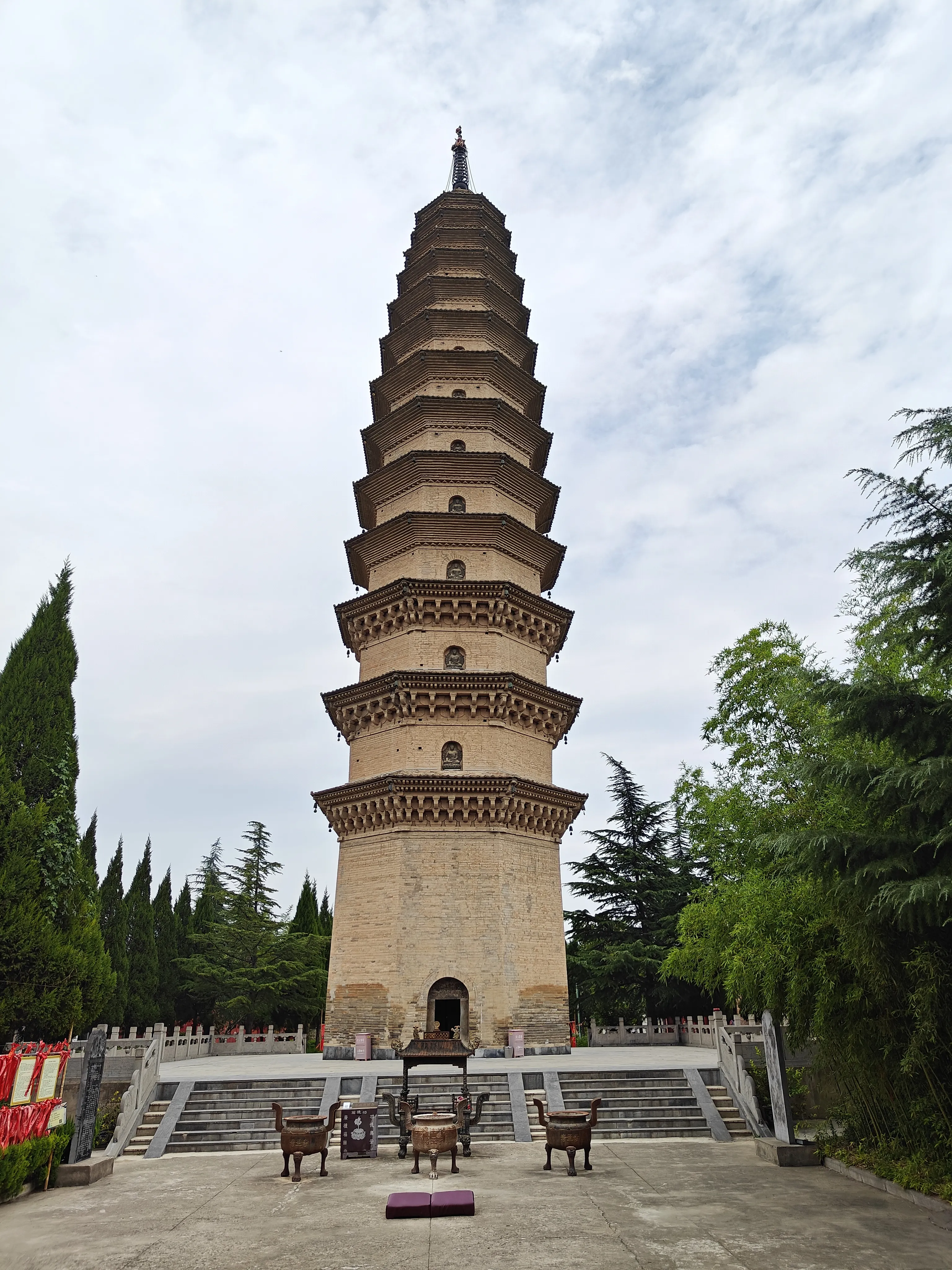 寿圣寺砖塔(国七)位于山西运城市芮城县巷口村,修建于北宋熙宁八年