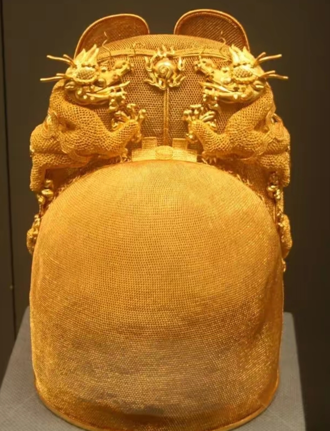 这是明朝万历皇帝的皇冠:金翼善.@问答小杨哥的动态