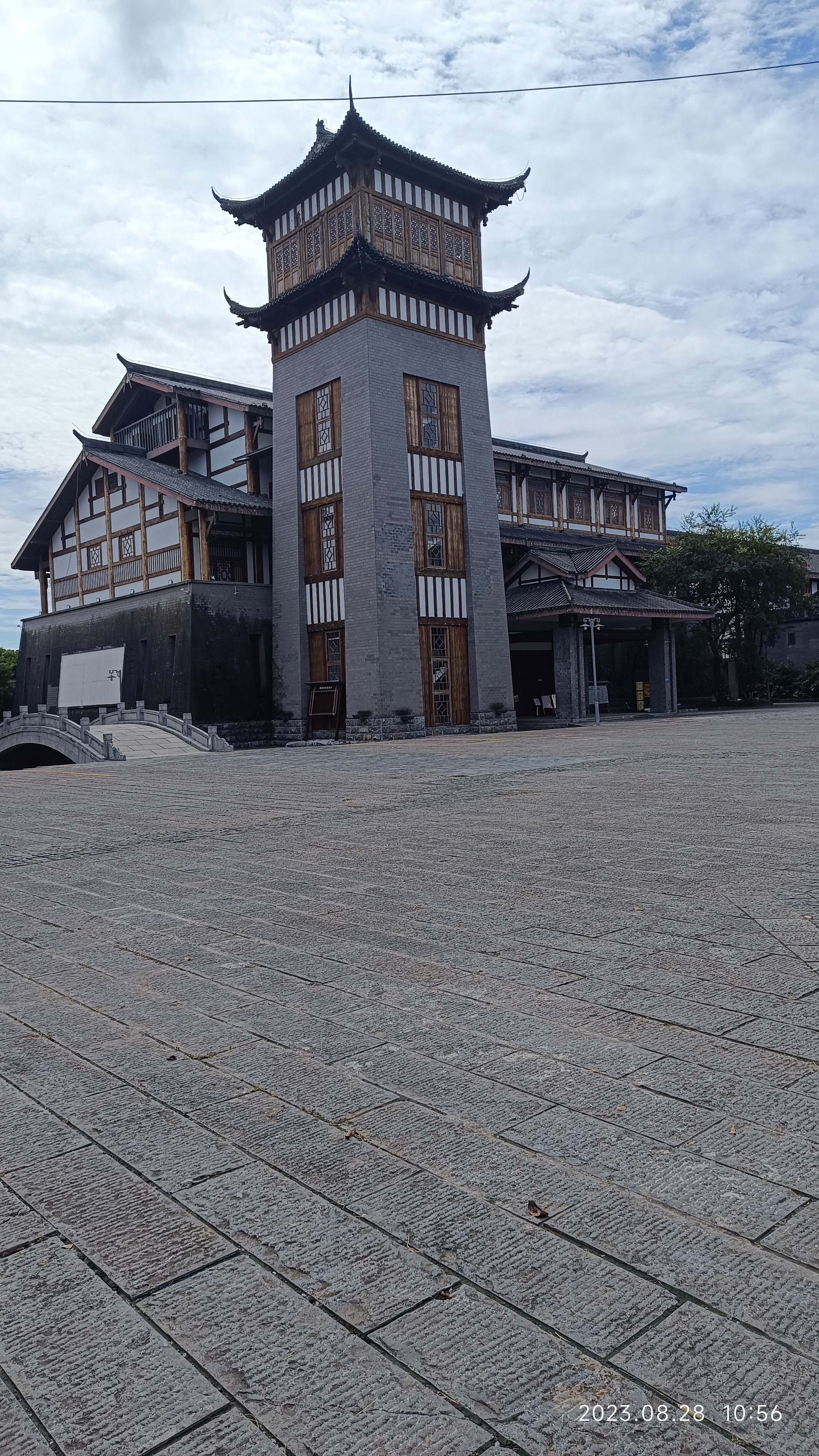 今天来到了湖北宜昌的龙泉古镇,古色古香的建筑让我仿佛穿越了时空.