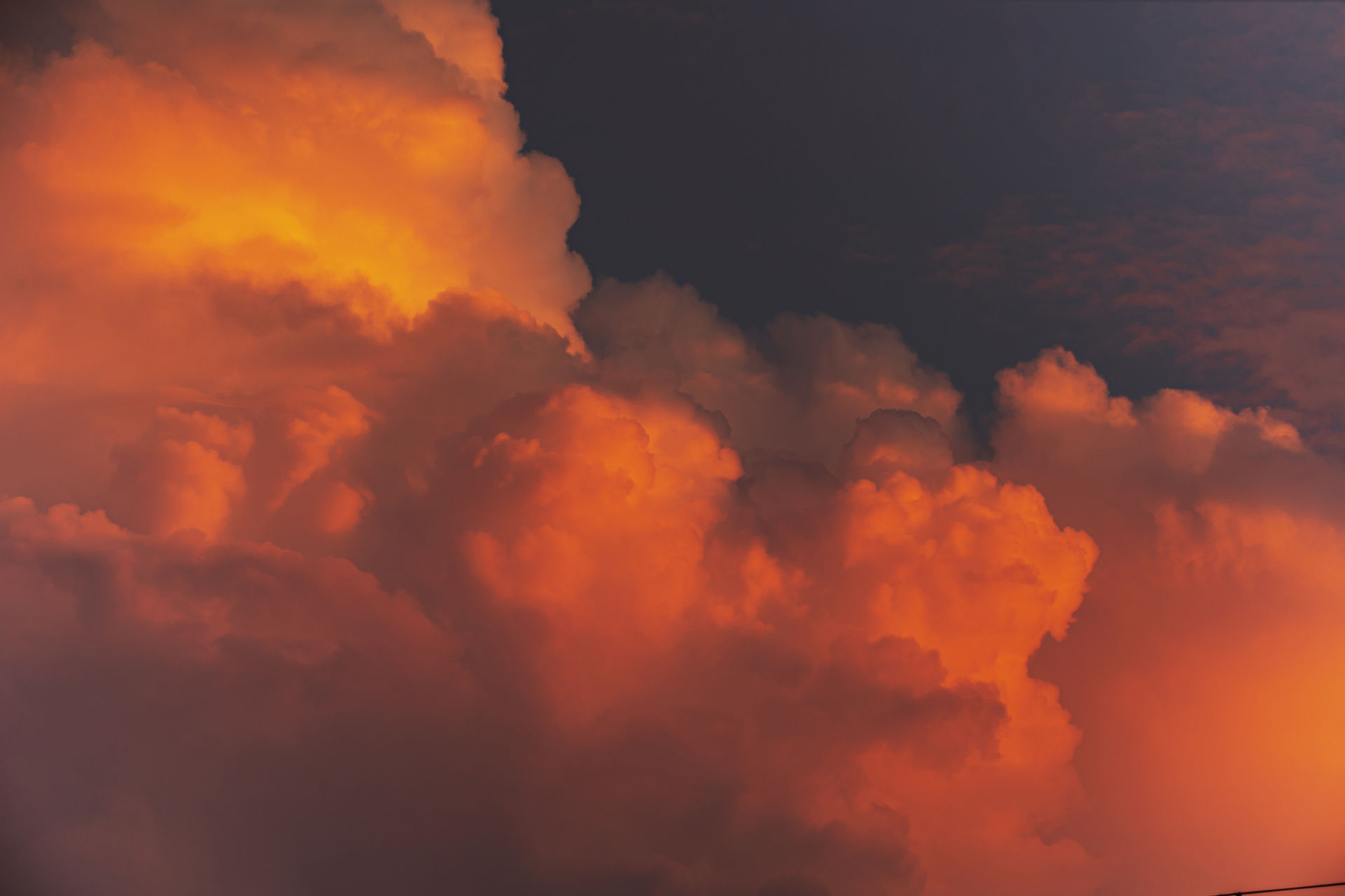 20230718晚19:06左右的红色彩云,持续时间为5分钟左右