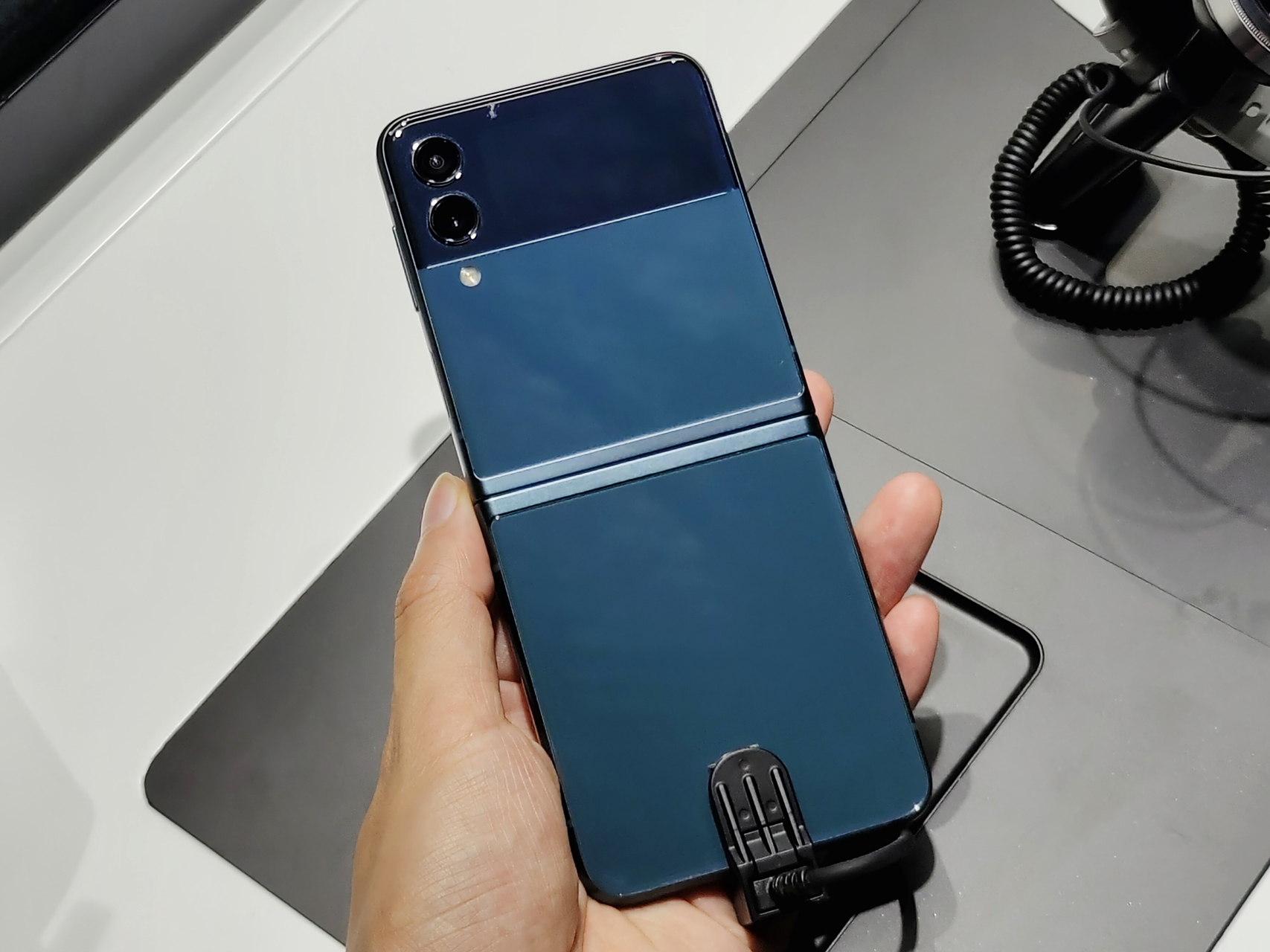 三星galaxy z flip3真机上手,很小巧,很轻薄,折叠后跟化妆盒似的,女孩