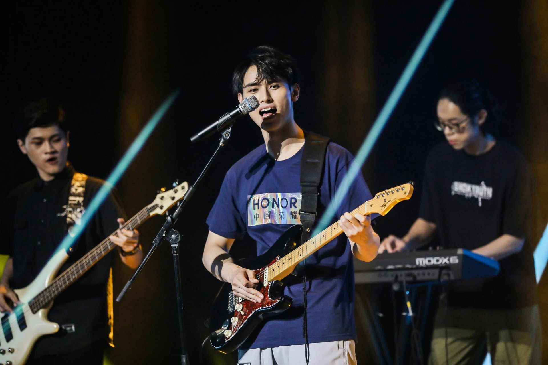 荣耀play4系列新品发布会开始了,产品经理韦骁龙又弹又唱的,现在当个