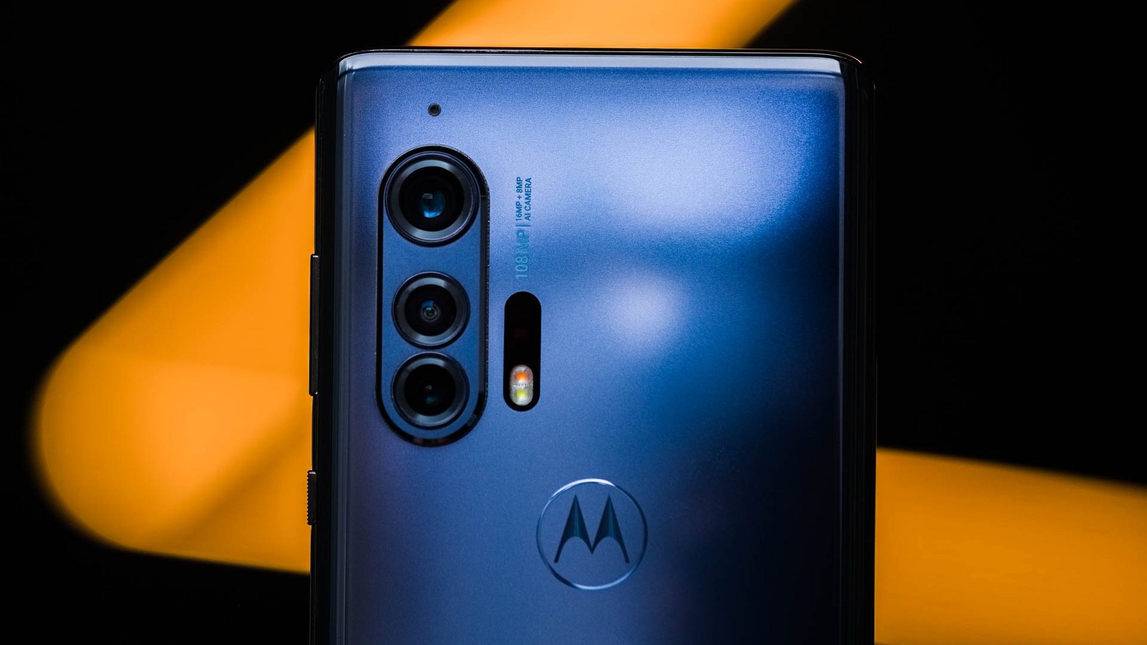 moto edge 采用6.