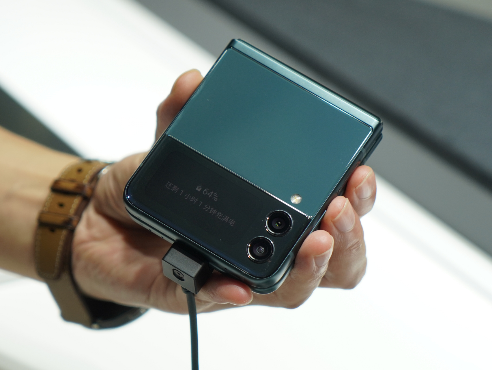 三星galaxy z flip3真机上手,很小巧,很轻薄,折叠后跟化妆盒似的,女孩